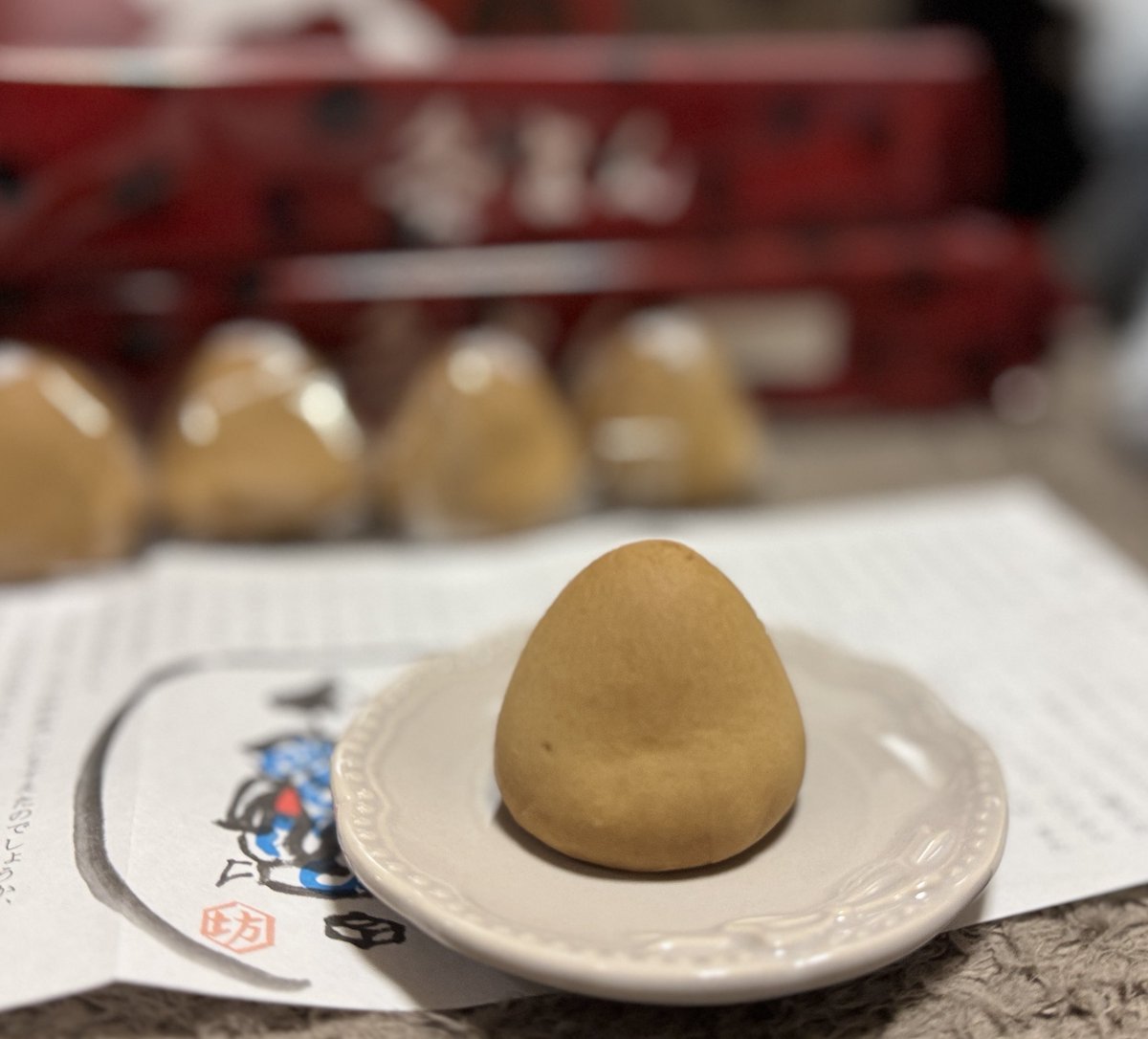 gold_kiara's tweet photo. こんぴらさんで銘菓をお土産に買いました。その名も灸まん。お灸の形をしたお饅頭ですが中に白餡が入ってます。味は母恵夢っていう愛媛のお菓子に似てます。製造のラベル見てえっ？灸まん大麻工場って。名前にビビりますが、むかし麻の産地だったらしく麻は神聖な儀式や仏事で使われていたそうです🤭⛩ https://t.co/fYANFAXnyr