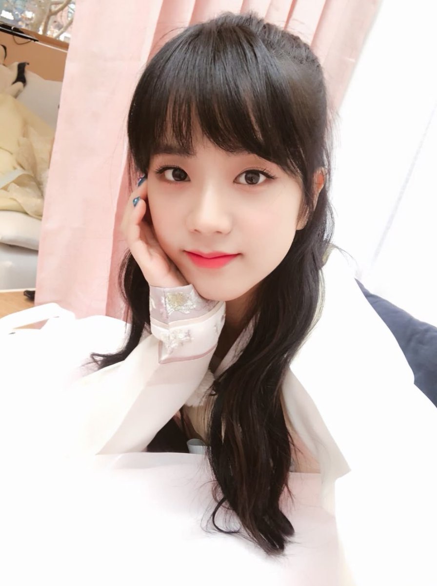 r0senn1e's tweet photo. 김지수 미담

데뷔초에 개살벌한 얼굴로 커염진 셀카 찍어줌
이게얼마나귀한지케이팝오래좋아한사람이면안다 https://t.co/foknyf6Shk