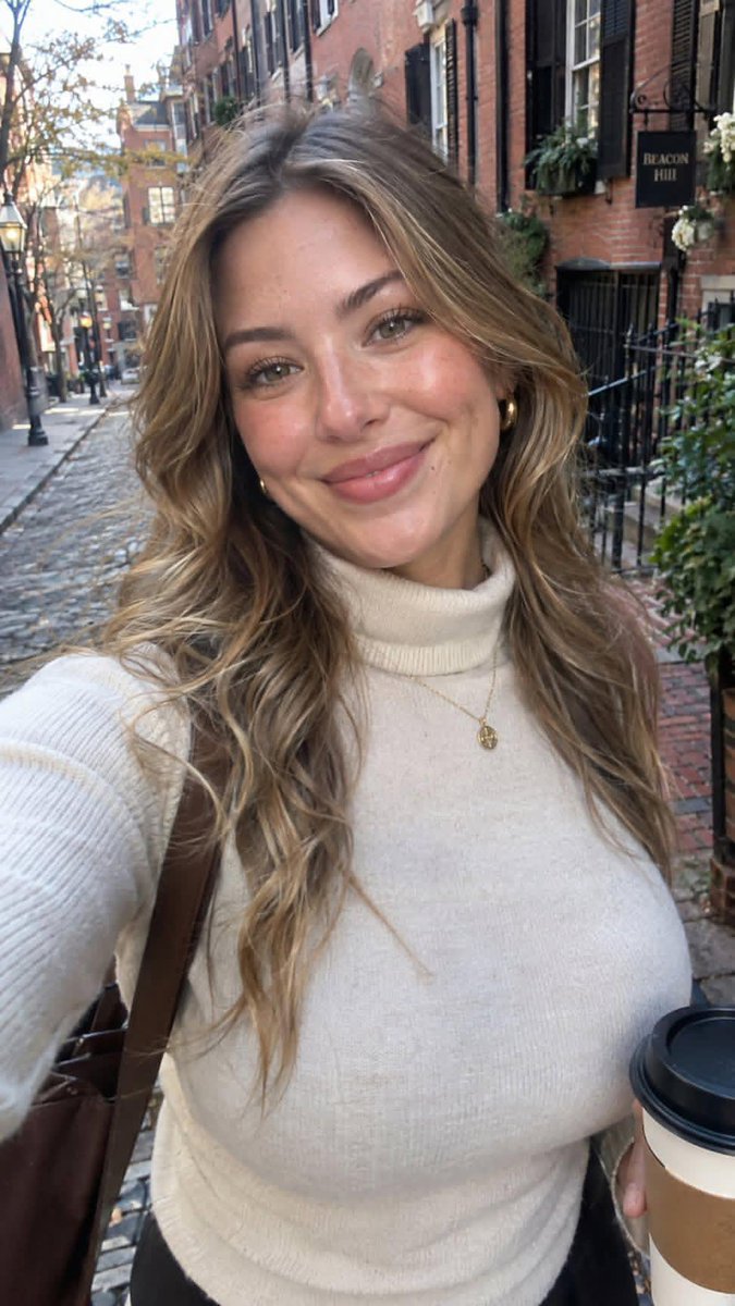Alinasxky's tweet photo. I’ve already sent you several messages and you don’t reply. I really like you, but it seems you don’t like me 🥀 https://t.co/QXlPZAacVn