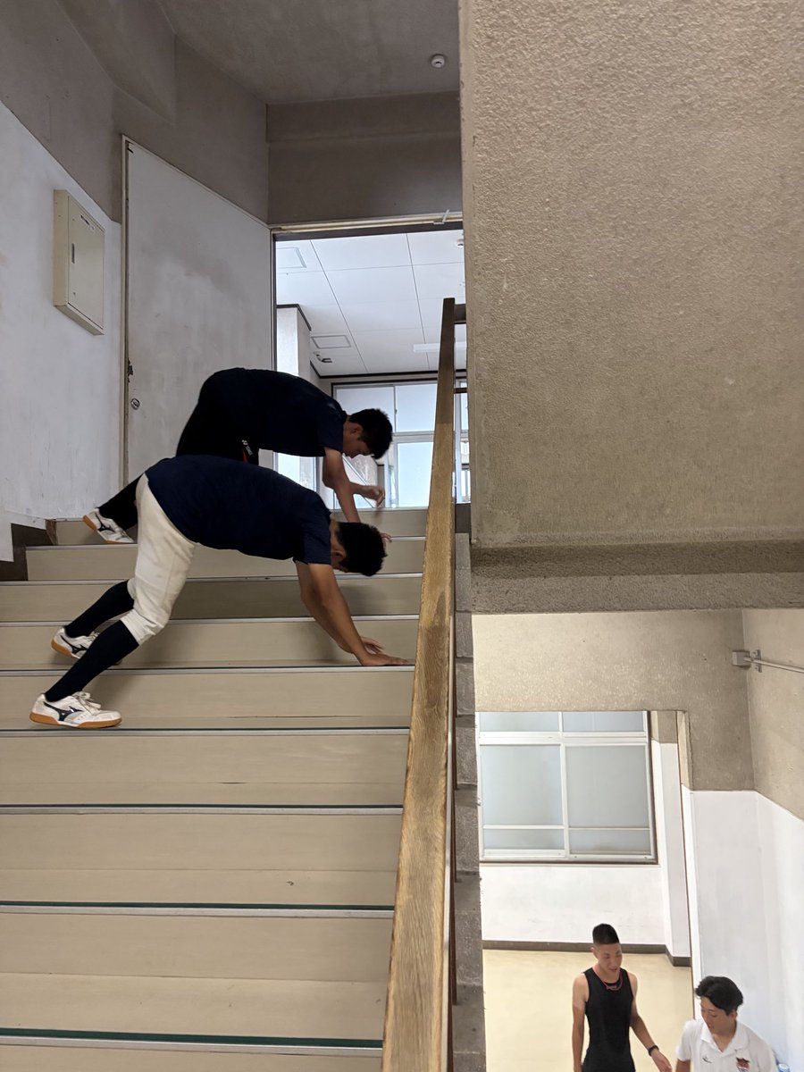 ktkwdbaseball's tweet photo. ⚾️練習
今日は本来、試合の予定でしたが、残念ながら中止になってしまいました。
それでも、今できることをしっかりと！
階段トレーニング、守備練習、ティーバッティング、腹背筋体幹などに取り組みました。しんどい練習でも、みんなで声を掛け合いながら最後まで頑張りました。
 #北桑田 #高校野球 https://t.co/5PkEIpZU3b