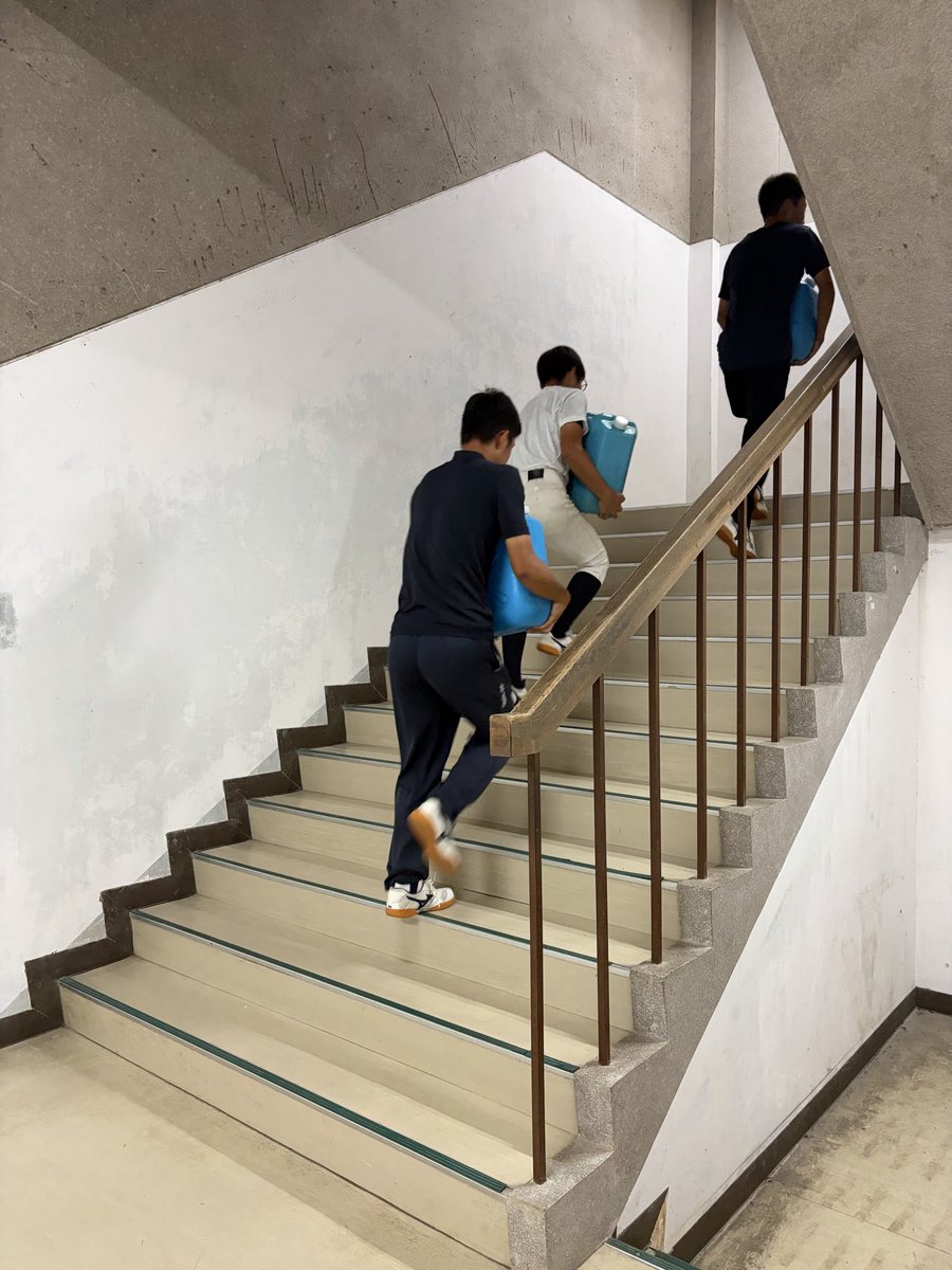 ktkwdbaseball's tweet photo. ⚾️練習
今日は本来、試合の予定でしたが、残念ながら中止になってしまいました。
それでも、今できることをしっかりと！
階段トレーニング、守備練習、ティーバッティング、腹背筋体幹などに取り組みました。しんどい練習でも、みんなで声を掛け合いながら最後まで頑張りました。
 #北桑田 #高校野球 https://t.co/5PkEIpZU3b