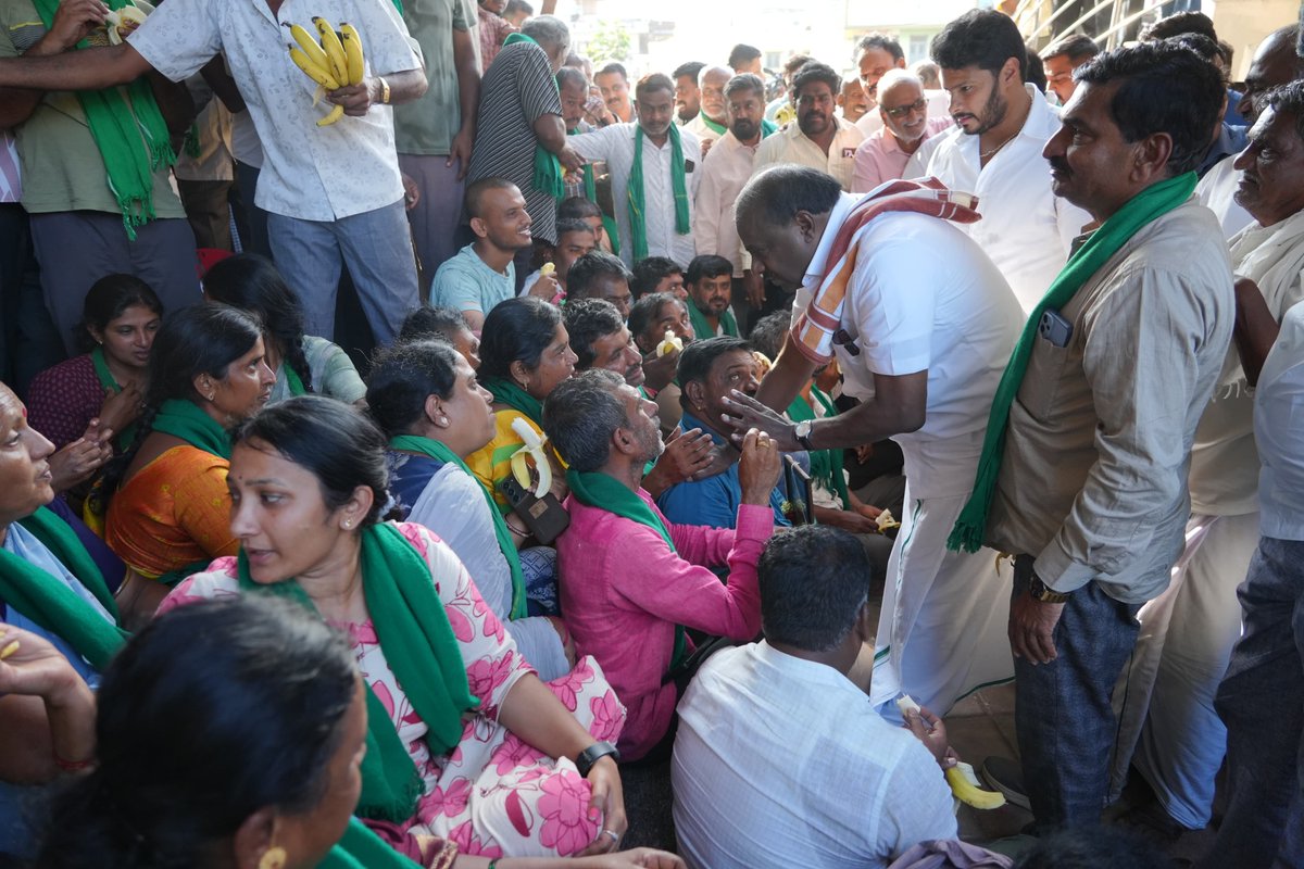 hd_kumaraswamy's tweet photo. 📍ಚನ್ನಪಟ್ಟಣ

ಭೈರಮಂಗಲದಲ್ಲಿ ಬಿಡದಿ ಉಪನಗರ ಯೋಜನೆ ವಿರೋಧಿಸಿ ಅನಿರ್ಧಿಷ್ಟಾವಧಿ ಉಪವಾಸ ಸತ್ಯಾಗ್ರಹ ನಡೆಸುತ್ತಿದ್ದ ರೈತರು ಹಾಗೂ ರೈತ ಮಹಿಳೆಯರ ಮೇಲೆ ಪೊಲೀಸರು ನಿರ್ದಯವಾಗಿ ದಬ್ಬಾಳಿಕೆ ನಡೆಸಿ ಬಂಧಿಸಿ ಚನ್ನಪಟ್ಟಣ ಪೊಲೀಸ್ ಭವನದಲ್ಲಿ ಕೂಡಿ ಹಾಕಿದ್ದರು. ಅವರೆಲ್ಲರೂ ಧೈರ್ಯಗುಂದದೆ ಅಲ್ಲಿಯೇ ಧರಣಿ ಮುಂದುವರಿಸಿದ್ದರು. ನಾನು ಸ್ಥಳಕ್ಕೆ ಭೇಟಿ ನೀಡಿ ಅವರೊಂದಿಗೆ ಚರ್ಚಿಸಿದೆ.

ಮಹಿಳೆಯರ ಮೇಲೆ ದಬ್ಬಾಳಿಕೆ ನಡೆಸಿದ ತಪ್ಪಿತಸ್ಥ ಪೊಲೀಸ್ ಅಧಿಕಾರಿಗಳ ವಿರುದ್ಧ ಕಠಿಣ ಕ್ರಮ ಜರುಗಿಸಿ ಅವರನ್ನು ಅಮಾನತು ಮಾಡಬೇಕು ಹಾಗೂ ಭೈರಮಂಗಲದಲ್ಲಿ ಪೊಲೀಸ್ ದೌರ್ಜನ್ಯ ಸಂದರ್ಭದಲ್ಲಿ ಸಂಭ್ರಮಿಸಿದ ವಿಕೃತ ದುಷ್ಟಶಕ್ತಿಗಳ ಮೇಲೆ ಕ್ರಮ ಜರುಗಿಸಬೇಕು ಎಂದು ಪೊಲೀಸರಿಗೆ ಹೇಳಿದ್ದೇನೆ. ಈ ಬಗ್ಗೆ ಕೇಂದ್ರ ವಲಯದ ಉಪ ಪೊಲೀಸ್ ಮಹಾನಿರೀಕ್ಷಕರು ಹಾಗೂ ಜಿಲ್ಲಾ ಪೊಲೀಸ್ ವರಿಷ್ಠಾಧಿಕಾರಿ ಜತೆ ಮಾತುಕತೆ ನಡೆಸಿದ್ದೇನೆ.

ಬಳಿಕ ಧರಣಿನಿರತ ರೈತರು, ರೈತ ಮಹಿಳೆಯರ ಮನವೊಲಿಸಿ ಧರಣಿ ಕೈಬಿಡಲು ಒಪ್ಪಿಸಲಾಯಿತು. ಈ ಸಂದರ್ಭದಲ್ಲಿ ಹಣ್ಣನ್ನು ಸೇವಿಸುವ ಮೂಲಕ ಧರಣಿ ಅಂತ್ಯಗೊಳಿಸಿದ ಎಲ್ಲರಿಗೂ ಧನ್ಯವಾದಗಳನ್ನು ತಿಳಿಸುತ್ತಾ, ಮತ್ತೊಮ್ಮೆ ಇಂತಹ ಘಟನೆಗಳು ಮರುಕಳಿಸಿದರೆ ಪರಿಸ್ಥಿತಿ ನೆಟ್ಟಿಗಿರುವುದಿಲ್ಲ ಎಂದು ಪೊಲೀಸರಿಗೆ ಎಚ್ಚರಿಕೆ ನೀಡಿದ್ದೇನೆ.

ನನ್ನೊಂದಿಗೆ @JanataDal_S ಪಕ್ಷದ ಶಾಸಕರು, ಮಾಜಿ ಶಾಸಕರು, ಮಾಜಿ ಸಚಿವರು, ರಾಮನಗರ, ಚನ್ನಪಟ್ಟಣ ಕ್ಷೇತ್ರಗಳ ಮುಖಂಡರು, ಅನೇಕ ರೈತರು ಇದ್ದರು.

#SaveBidadi