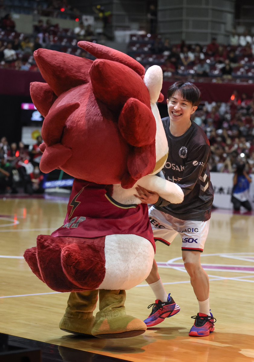 fuku94929761713's tweet photo. 一目散に向かう先はもちろん…
#齋藤拓実 選手
#ロウル
#ロウルかわいいよロウル
#名古屋ダイヤモンドドルフィンズ 
#川崎ブレイブサンダース https://t.co/d1mqw8KtlD