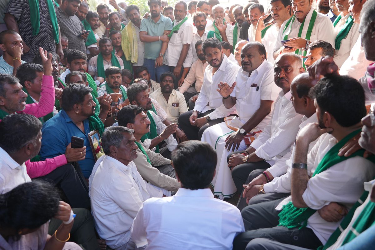 hd_kumaraswamy's tweet photo. 📍ಚನ್ನಪಟ್ಟಣ

ಭೈರಮಂಗಲದಲ್ಲಿ ಬಿಡದಿ ಉಪನಗರ ಯೋಜನೆ ವಿರೋಧಿಸಿ ಅನಿರ್ಧಿಷ್ಟಾವಧಿ ಉಪವಾಸ ಸತ್ಯಾಗ್ರಹ ನಡೆಸುತ್ತಿದ್ದ ರೈತರು ಹಾಗೂ ರೈತ ಮಹಿಳೆಯರ ಮೇಲೆ ಪೊಲೀಸರು ನಿರ್ದಯವಾಗಿ ದಬ್ಬಾಳಿಕೆ ನಡೆಸಿ ಬಂಧಿಸಿ ಚನ್ನಪಟ್ಟಣ ಪೊಲೀಸ್ ಭವನದಲ್ಲಿ ಕೂಡಿ ಹಾಕಿದ್ದರು. ಅವರೆಲ್ಲರೂ ಧೈರ್ಯಗುಂದದೆ ಅಲ್ಲಿಯೇ ಧರಣಿ ಮುಂದುವರಿಸಿದ್ದರು. ನಾನು ಸ್ಥಳಕ್ಕೆ ಭೇಟಿ ನೀಡಿ ಅವರೊಂದಿಗೆ ಚರ್ಚಿಸಿದೆ.

ಮಹಿಳೆಯರ ಮೇಲೆ ದಬ್ಬಾಳಿಕೆ ನಡೆಸಿದ ತಪ್ಪಿತಸ್ಥ ಪೊಲೀಸ್ ಅಧಿಕಾರಿಗಳ ವಿರುದ್ಧ ಕಠಿಣ ಕ್ರಮ ಜರುಗಿಸಿ ಅವರನ್ನು ಅಮಾನತು ಮಾಡಬೇಕು ಹಾಗೂ ಭೈರಮಂಗಲದಲ್ಲಿ ಪೊಲೀಸ್ ದೌರ್ಜನ್ಯ ಸಂದರ್ಭದಲ್ಲಿ ಸಂಭ್ರಮಿಸಿದ ವಿಕೃತ ದುಷ್ಟಶಕ್ತಿಗಳ ಮೇಲೆ ಕ್ರಮ ಜರುಗಿಸಬೇಕು ಎಂದು ಪೊಲೀಸರಿಗೆ ಹೇಳಿದ್ದೇನೆ. ಈ ಬಗ್ಗೆ ಕೇಂದ್ರ ವಲಯದ ಉಪ ಪೊಲೀಸ್ ಮಹಾನಿರೀಕ್ಷಕರು ಹಾಗೂ ಜಿಲ್ಲಾ ಪೊಲೀಸ್ ವರಿಷ್ಠಾಧಿಕಾರಿ ಜತೆ ಮಾತುಕತೆ ನಡೆಸಿದ್ದೇನೆ.

ಬಳಿಕ ಧರಣಿನಿರತ ರೈತರು, ರೈತ ಮಹಿಳೆಯರ ಮನವೊಲಿಸಿ ಧರಣಿ ಕೈಬಿಡಲು ಒಪ್ಪಿಸಲಾಯಿತು. ಈ ಸಂದರ್ಭದಲ್ಲಿ ಹಣ್ಣನ್ನು ಸೇವಿಸುವ ಮೂಲಕ ಧರಣಿ ಅಂತ್ಯಗೊಳಿಸಿದ ಎಲ್ಲರಿಗೂ ಧನ್ಯವಾದಗಳನ್ನು ತಿಳಿಸುತ್ತಾ, ಮತ್ತೊಮ್ಮೆ ಇಂತಹ ಘಟನೆಗಳು ಮರುಕಳಿಸಿದರೆ ಪರಿಸ್ಥಿತಿ ನೆಟ್ಟಿಗಿರುವುದಿಲ್ಲ ಎಂದು ಪೊಲೀಸರಿಗೆ ಎಚ್ಚರಿಕೆ ನೀಡಿದ್ದೇನೆ.

ನನ್ನೊಂದಿಗೆ @JanataDal_S ಪಕ್ಷದ ಶಾಸಕರು, ಮಾಜಿ ಶಾಸಕರು, ಮಾಜಿ ಸಚಿವರು, ರಾಮನಗರ, ಚನ್ನಪಟ್ಟಣ ಕ್ಷೇತ್ರಗಳ ಮುಖಂಡರು, ಅನೇಕ ರೈತರು ಇದ್ದರು.

#SaveBidadi