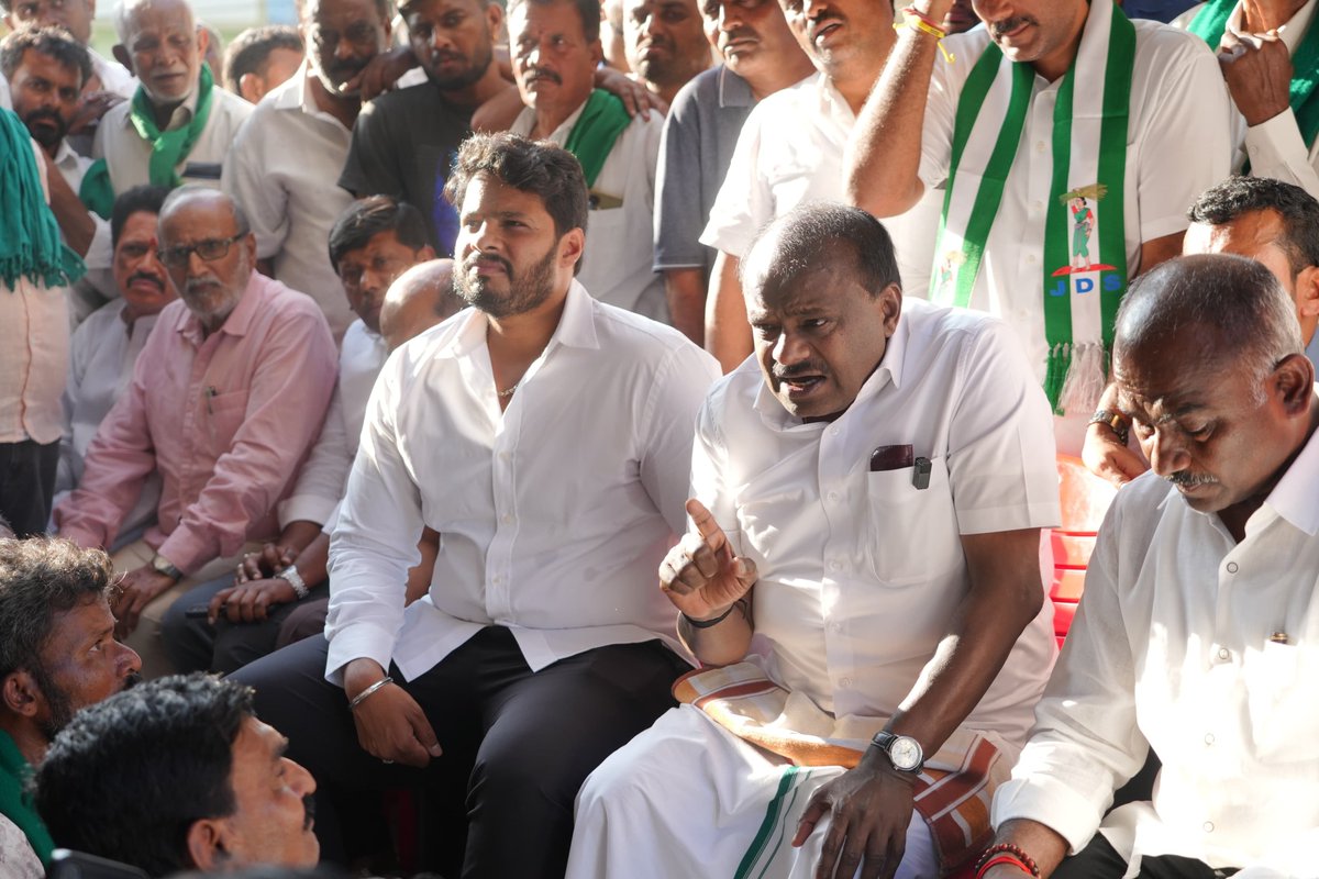 hd_kumaraswamy's tweet photo. 📍ಚನ್ನಪಟ್ಟಣ

ಭೈರಮಂಗಲದಲ್ಲಿ ಬಿಡದಿ ಉಪನಗರ ಯೋಜನೆ ವಿರೋಧಿಸಿ ಅನಿರ್ಧಿಷ್ಟಾವಧಿ ಉಪವಾಸ ಸತ್ಯಾಗ್ರಹ ನಡೆಸುತ್ತಿದ್ದ ರೈತರು ಹಾಗೂ ರೈತ ಮಹಿಳೆಯರ ಮೇಲೆ ಪೊಲೀಸರು ನಿರ್ದಯವಾಗಿ ದಬ್ಬಾಳಿಕೆ ನಡೆಸಿ ಬಂಧಿಸಿ ಚನ್ನಪಟ್ಟಣ ಪೊಲೀಸ್ ಭವನದಲ್ಲಿ ಕೂಡಿ ಹಾಕಿದ್ದರು. ಅವರೆಲ್ಲರೂ ಧೈರ್ಯಗುಂದದೆ ಅಲ್ಲಿಯೇ ಧರಣಿ ಮುಂದುವರಿಸಿದ್ದರು. ನಾನು ಸ್ಥಳಕ್ಕೆ ಭೇಟಿ ನೀಡಿ ಅವರೊಂದಿಗೆ ಚರ್ಚಿಸಿದೆ.

ಮಹಿಳೆಯರ ಮೇಲೆ ದಬ್ಬಾಳಿಕೆ ನಡೆಸಿದ ತಪ್ಪಿತಸ್ಥ ಪೊಲೀಸ್ ಅಧಿಕಾರಿಗಳ ವಿರುದ್ಧ ಕಠಿಣ ಕ್ರಮ ಜರುಗಿಸಿ ಅವರನ್ನು ಅಮಾನತು ಮಾಡಬೇಕು ಹಾಗೂ ಭೈರಮಂಗಲದಲ್ಲಿ ಪೊಲೀಸ್ ದೌರ್ಜನ್ಯ ಸಂದರ್ಭದಲ್ಲಿ ಸಂಭ್ರಮಿಸಿದ ವಿಕೃತ ದುಷ್ಟಶಕ್ತಿಗಳ ಮೇಲೆ ಕ್ರಮ ಜರುಗಿಸಬೇಕು ಎಂದು ಪೊಲೀಸರಿಗೆ ಹೇಳಿದ್ದೇನೆ. ಈ ಬಗ್ಗೆ ಕೇಂದ್ರ ವಲಯದ ಉಪ ಪೊಲೀಸ್ ಮಹಾನಿರೀಕ್ಷಕರು ಹಾಗೂ ಜಿಲ್ಲಾ ಪೊಲೀಸ್ ವರಿಷ್ಠಾಧಿಕಾರಿ ಜತೆ ಮಾತುಕತೆ ನಡೆಸಿದ್ದೇನೆ.

ಬಳಿಕ ಧರಣಿನಿರತ ರೈತರು, ರೈತ ಮಹಿಳೆಯರ ಮನವೊಲಿಸಿ ಧರಣಿ ಕೈಬಿಡಲು ಒಪ್ಪಿಸಲಾಯಿತು. ಈ ಸಂದರ್ಭದಲ್ಲಿ ಹಣ್ಣನ್ನು ಸೇವಿಸುವ ಮೂಲಕ ಧರಣಿ ಅಂತ್ಯಗೊಳಿಸಿದ ಎಲ್ಲರಿಗೂ ಧನ್ಯವಾದಗಳನ್ನು ತಿಳಿಸುತ್ತಾ, ಮತ್ತೊಮ್ಮೆ ಇಂತಹ ಘಟನೆಗಳು ಮರುಕಳಿಸಿದರೆ ಪರಿಸ್ಥಿತಿ ನೆಟ್ಟಿಗಿರುವುದಿಲ್ಲ ಎಂದು ಪೊಲೀಸರಿಗೆ ಎಚ್ಚರಿಕೆ ನೀಡಿದ್ದೇನೆ.

ನನ್ನೊಂದಿಗೆ @JanataDal_S ಪಕ್ಷದ ಶಾಸಕರು, ಮಾಜಿ ಶಾಸಕರು, ಮಾಜಿ ಸಚಿವರು, ರಾಮನಗರ, ಚನ್ನಪಟ್ಟಣ ಕ್ಷೇತ್ರಗಳ ಮುಖಂಡರು, ಅನೇಕ ರೈತರು ಇದ್ದರು.

#SaveBidadi