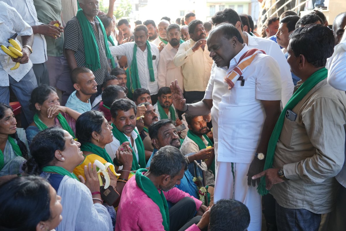 hd_kumaraswamy's tweet photo. 📍ಚನ್ನಪಟ್ಟಣ

ಭೈರಮಂಗಲದಲ್ಲಿ ಬಿಡದಿ ಉಪನಗರ ಯೋಜನೆ ವಿರೋಧಿಸಿ ಅನಿರ್ಧಿಷ್ಟಾವಧಿ ಉಪವಾಸ ಸತ್ಯಾಗ್ರಹ ನಡೆಸುತ್ತಿದ್ದ ರೈತರು ಹಾಗೂ ರೈತ ಮಹಿಳೆಯರ ಮೇಲೆ ಪೊಲೀಸರು ನಿರ್ದಯವಾಗಿ ದಬ್ಬಾಳಿಕೆ ನಡೆಸಿ ಬಂಧಿಸಿ ಚನ್ನಪಟ್ಟಣ ಪೊಲೀಸ್ ಭವನದಲ್ಲಿ ಕೂಡಿ ಹಾಕಿದ್ದರು. ಅವರೆಲ್ಲರೂ ಧೈರ್ಯಗುಂದದೆ ಅಲ್ಲಿಯೇ ಧರಣಿ ಮುಂದುವರಿಸಿದ್ದರು. ನಾನು ಸ್ಥಳಕ್ಕೆ ಭೇಟಿ ನೀಡಿ ಅವರೊಂದಿಗೆ ಚರ್ಚಿಸಿದೆ.

ಮಹಿಳೆಯರ ಮೇಲೆ ದಬ್ಬಾಳಿಕೆ ನಡೆಸಿದ ತಪ್ಪಿತಸ್ಥ ಪೊಲೀಸ್ ಅಧಿಕಾರಿಗಳ ವಿರುದ್ಧ ಕಠಿಣ ಕ್ರಮ ಜರುಗಿಸಿ ಅವರನ್ನು ಅಮಾನತು ಮಾಡಬೇಕು ಹಾಗೂ ಭೈರಮಂಗಲದಲ್ಲಿ ಪೊಲೀಸ್ ದೌರ್ಜನ್ಯ ಸಂದರ್ಭದಲ್ಲಿ ಸಂಭ್ರಮಿಸಿದ ವಿಕೃತ ದುಷ್ಟಶಕ್ತಿಗಳ ಮೇಲೆ ಕ್ರಮ ಜರುಗಿಸಬೇಕು ಎಂದು ಪೊಲೀಸರಿಗೆ ಹೇಳಿದ್ದೇನೆ. ಈ ಬಗ್ಗೆ ಕೇಂದ್ರ ವಲಯದ ಉಪ ಪೊಲೀಸ್ ಮಹಾನಿರೀಕ್ಷಕರು ಹಾಗೂ ಜಿಲ್ಲಾ ಪೊಲೀಸ್ ವರಿಷ್ಠಾಧಿಕಾರಿ ಜತೆ ಮಾತುಕತೆ ನಡೆಸಿದ್ದೇನೆ.

ಬಳಿಕ ಧರಣಿನಿರತ ರೈತರು, ರೈತ ಮಹಿಳೆಯರ ಮನವೊಲಿಸಿ ಧರಣಿ ಕೈಬಿಡಲು ಒಪ್ಪಿಸಲಾಯಿತು. ಈ ಸಂದರ್ಭದಲ್ಲಿ ಹಣ್ಣನ್ನು ಸೇವಿಸುವ ಮೂಲಕ ಧರಣಿ ಅಂತ್ಯಗೊಳಿಸಿದ ಎಲ್ಲರಿಗೂ ಧನ್ಯವಾದಗಳನ್ನು ತಿಳಿಸುತ್ತಾ, ಮತ್ತೊಮ್ಮೆ ಇಂತಹ ಘಟನೆಗಳು ಮರುಕಳಿಸಿದರೆ ಪರಿಸ್ಥಿತಿ ನೆಟ್ಟಿಗಿರುವುದಿಲ್ಲ ಎಂದು ಪೊಲೀಸರಿಗೆ ಎಚ್ಚರಿಕೆ ನೀಡಿದ್ದೇನೆ.

ನನ್ನೊಂದಿಗೆ @JanataDal_S ಪಕ್ಷದ ಶಾಸಕರು, ಮಾಜಿ ಶಾಸಕರು, ಮಾಜಿ ಸಚಿವರು, ರಾಮನಗರ, ಚನ್ನಪಟ್ಟಣ ಕ್ಷೇತ್ರಗಳ ಮುಖಂಡರು, ಅನೇಕ ರೈತರು ಇದ್ದರು.

#SaveBidadi
