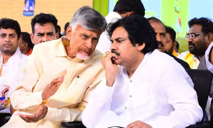 PenAndhra's tweet photo. జనసేన అస్త్రంతో చంద్రబాబు సరికొత్త పొలిటికల్ స్కెచ్?

టీడీపీలో సీనియర్లు, తిరుగుబాటు గళం వినిపిస్తున్న సొంత నేతలకు చెక్ పెట్టేందుకు అధినేత టీడీపీ అధినేత వ్యూహాత్మ‌క అడుగులు

మిత్రపక్షమైన జనసేన పార్టీని ఆయుధంగా మలచుకుని, పార్టీకి కొరకరాని కొయ్యగా మారిన కీలక నాయకులకు, సొంత బంధువులకు పొగబెట్టేందుకు బిగ్ ప్లాన్ సిద్ధం చేసినట్లు విశ్లేషకులు అభిప్రాయపడుతున్నారు. 

ఇటీవల కాలంలో పార్టీ నిర్ణయాలపై, ముఖ్యంగా నారా లోకేష్ ఆదేశాల‌కు వ్య‌తిరేకంగా తనదైన శైలిలో అసంతృప్తి వెళ్లగక్కుతున్న అసెంబ్లీ డిప్యూటీ స్పీకర్, ఉండి ఎమ్మెల్యే రఘురామకృష్ణంరాజుకు పొగబెట్టేందుకు పక్కా స్కెచ్ సిద్ధమైంది. ఉండి నియోజకవర్గంలో రఘురామ ప్రాభవాన్ని తగ్గించేందుకు జనసేన నాయకుడు మంతెన నరసింహరాజును రంగంలోకి దించుతున్నారు. 

టీడీపీలో సుదీర్ఘకాలంగా చక్రం తిప్పుతున్న సీనియర్ నాయకుడు యనమల రామ‌కృష్ణుడు కుటుంబాన్ని పక్కనబెట్టేందుకు యనమల కృష్ణుడిని జనసేన వైపు పంపించేలా పావులు.. 

నారా లోకేష్‌కు కాబోయే సీఎం అభ్యర్థిగా ఎటువంటి పోటీ లేకుండా చేయాలంటే.. ఫ్యామిలీ పరంగా బలమైన వర్గం మద్దతు ఉన్న నందమూరి బాలకృష్ణకు కూడా చెక్ పెట్ట‌డానికి ప్ర‌ణాళిక‌.. 

అందులో భాగంగానే వైసీపీ నుంచి వచ్చిన నవీన్ నిశ్చల్‌ను జ‌న‌సేన‌లో చేర్చుకున్న వైనం.. గతంలో ఎన్టీఆర్‌ను ముఖ్యమంత్రి పీఠం నుంచి దించిన సమయంలో, సొంత బావమరిది నందమూరి హరికృష్ణకు మంత్రి పదవి ఇచ్చి ఎమ్మెల్సీ చేయకుండా అనర్హత వేటు పడేలా చేసిన పాత చరిత్రను ఈ సందర్భంగా రాజకీయ విశ్లేషకులు గుర్తు చేసుకుంటున్నారు. 

లోకేష్‌ను నిలబెట్టేందుకు నేరుగా టీడీపీ నుంచి చర్యలు తీసుకుంటే ఎదురయ్యే వ్యతిరేకతను తట్టుకునేందుకు 'జనసేన పార్టీ'ని ఒక ఫ్రంట్ గా వాడుకుంటున్నారని చ‌ర్చ జ‌రుగుతోంది.