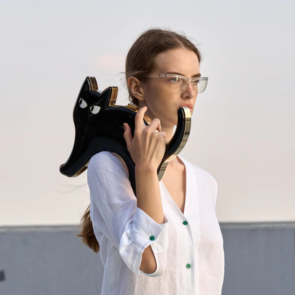 cafewindows's tweet photo. this cat clutch at moschino ss27😭 https://t.co/M3ThG2sGF7