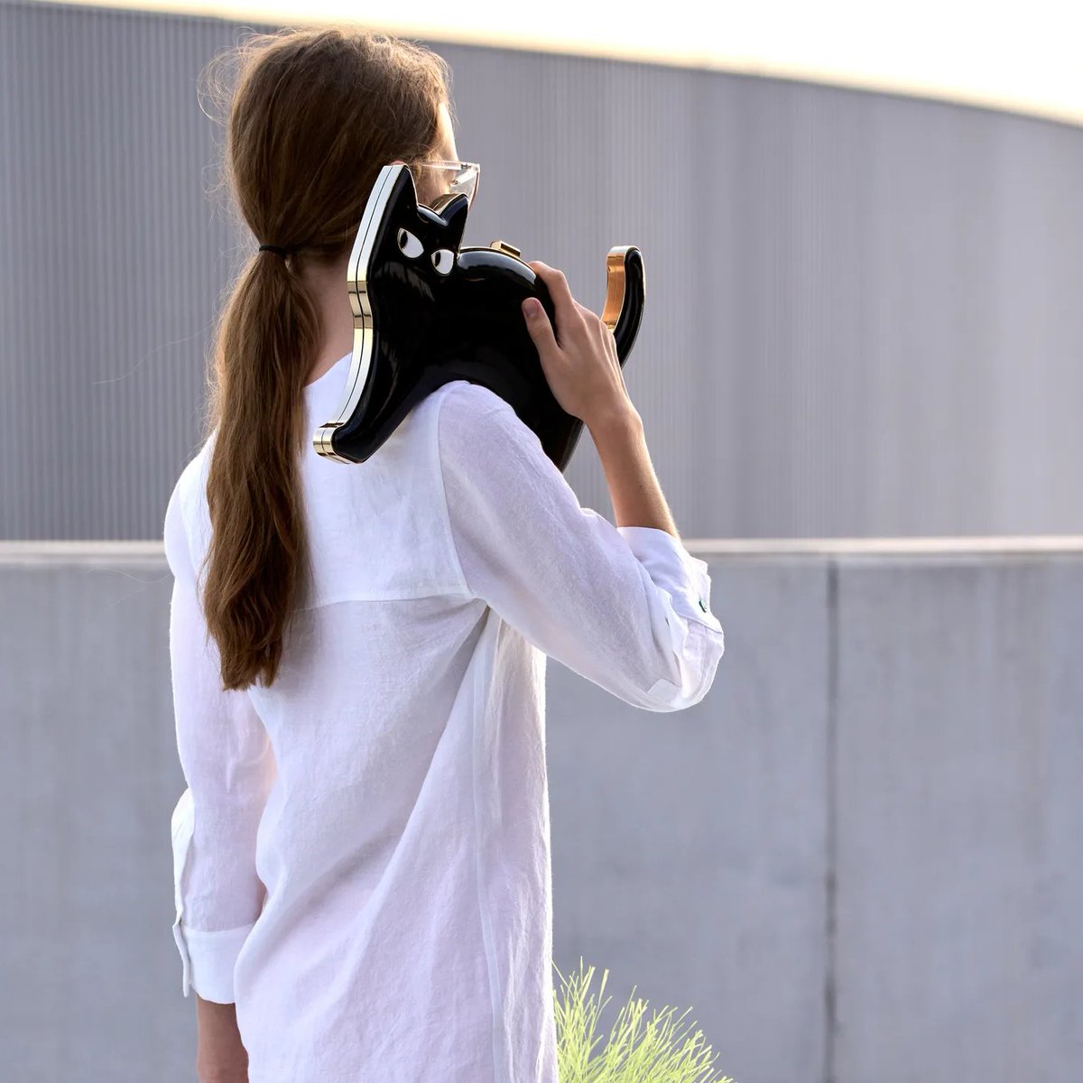cafewindows's tweet photo. this cat clutch at moschino ss27😭 https://t.co/M3ThG2sGF7
