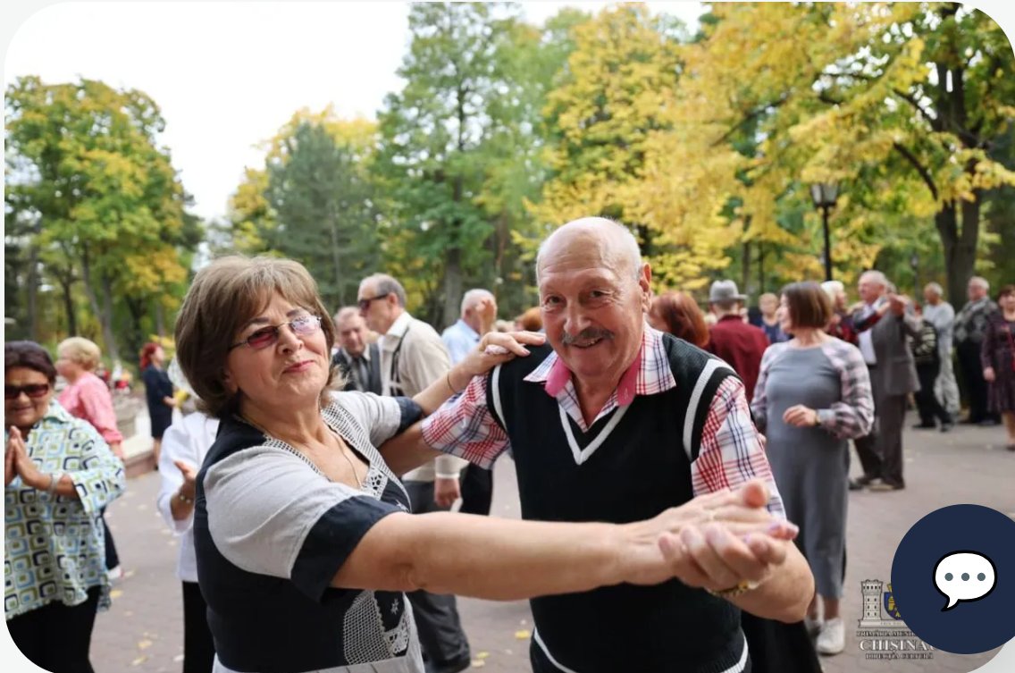 Luciasmithsx's tweet photo. Dacă sunteți prin centru azi, în Grădina Publică „Ștefan cel Mare” e „Dialog între generații”. Muzică, dans și oameni de toate vârstele. Sună ca un plan bun de sâmbătă. 💃 #ChisinauWeekend #DialogÎntreGenerații https://t.co/QG08QiokkD
