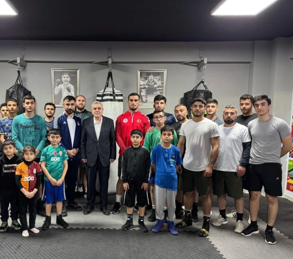 zabeyazgul's tweet photo. Avrupa Şampiyonu Emrah Yaşar!

Milli boksörümüz Emrah Yaşar, Avrupa Boks Şampiyonası erkekler 90 kilo finalinde İspanyol Enmanuel Reyes Pla’yı mağlup ederek altın madalyanın sahibi oldu.

Bu tarihi başarı, Türkiye’nin ağır sıklette Avrupa Şampiyonası tarihindeki ilk altın madalyası olma özelliğini taşıyor.

Avrupa’nın en iyilerinin sahne aldığı bu büyük organizasyonda ülkemize tarihi bir gurur yaşatan hemşehrimiz, Şanlıurfa’nın gururu Emrah Yaşar’ı tebrik ediyoruz.

Tebrikler Şampiyon!
@RTErdogan @bybekirbozdag @OA_BAK @hamzayerlikaya @eminogluenes 
#Şanlıurfa