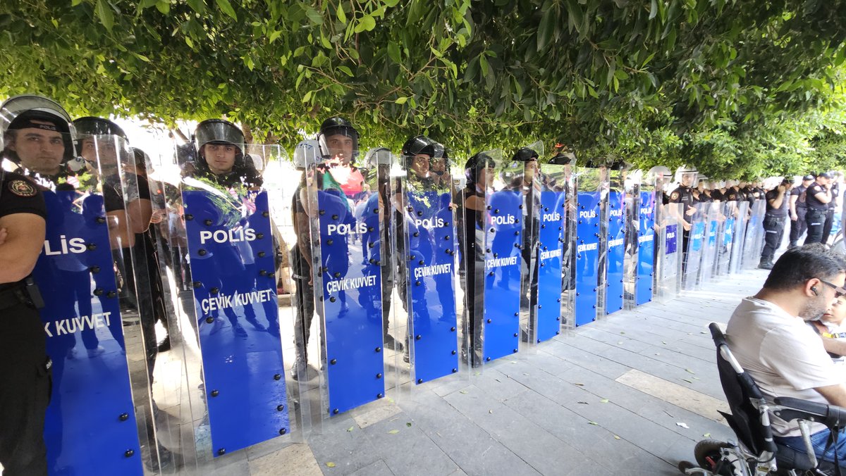 FH_Karartilamaz's tweet photo. ADANA’DA BASIN AÇIKLAMASINA POLİS ABLUKASI!

Alparslan Kuytul Hoca, Semra Kuytul Hocahanım ve tutuklu Furkan Hareketi mensuplarının yaşadığı hukuksuz tutukluklara ve uğradıkları hak ihlallerine dikkat çekmek isteyen Furkan Hareketi mensupları Adana İnönü Parkı’nda basın açıklaması gerçekleştirmek üzere bir araya geldi.

Anayasal hakkını kullanmak isteyen Furkan Hareketi Mensuplarını ablukaya alan polis ekipleri, alanı çember altına aldı. Oluşturulan yoğun polis çemberine rağmen basın açıklaması polis ablukasında gerçekleştiriliyor.

#AdanaBasınAçıklaması
#KardeşlerimizeOzgürlük
SemraHocaya Ozgürlük
AlparslanHocaya Ozgürlük
ZulmeKarşı Meydanlardayız