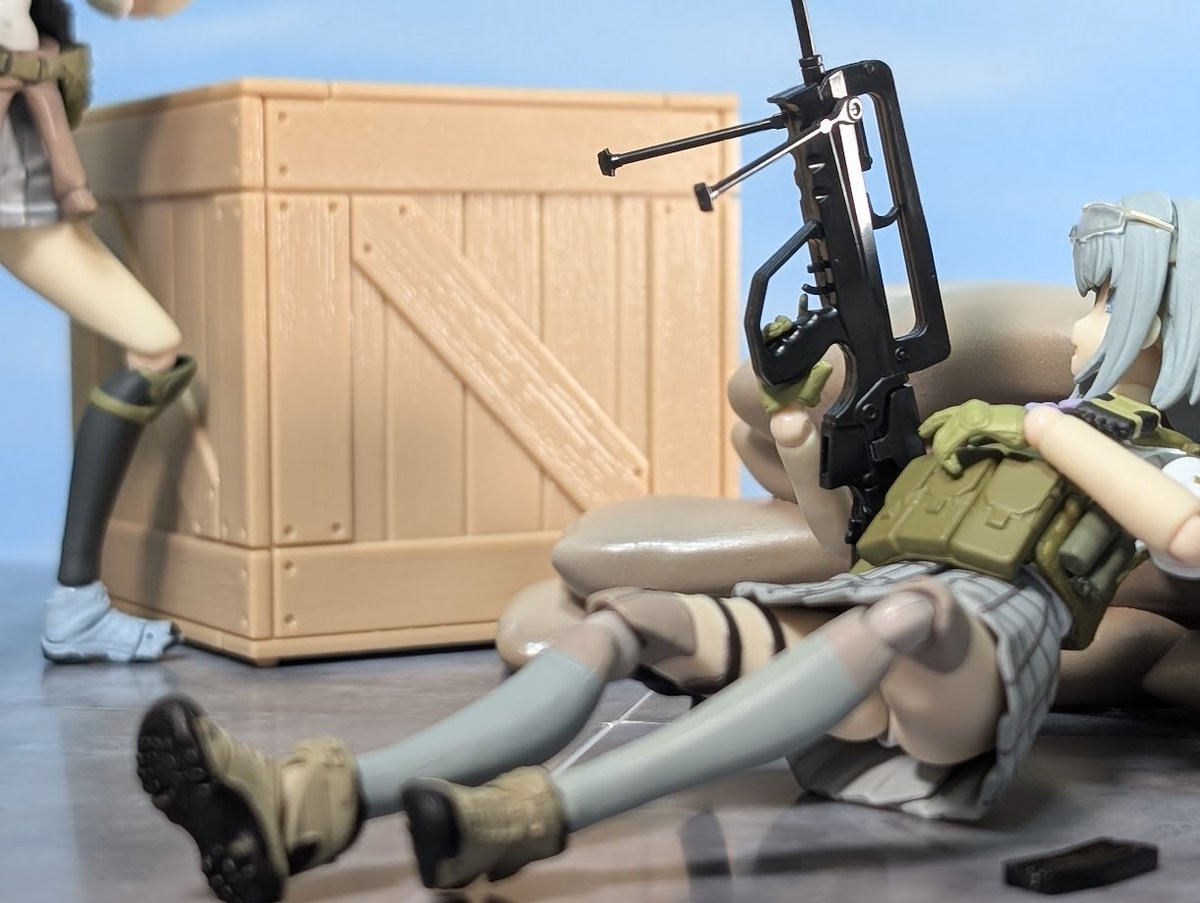 M4A3105's tweet photo. 「マグチェンジ」(換彈匣, Mag change)
#深夜の小武器庫部
#リトルアーモリー
#LittleArmory
#figma https://t.co/4HNEoWxigc