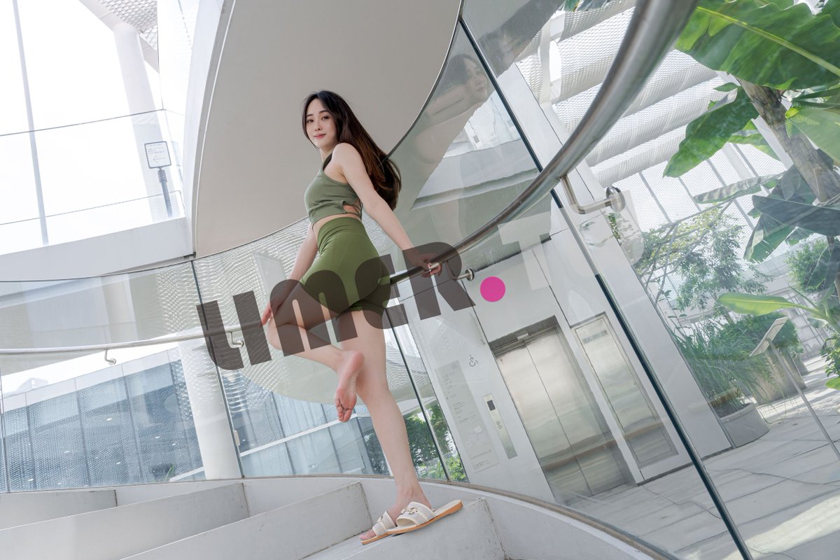 girlsfeettw's tweet photo. 換上鼠尾草綠的短版瑜伽服，Sammy 在草地上赤腳伸展，腳趾一張一收，足弓線條柔和，白皙的腳底透著自然的紅潤。
最後緩緩脫下白襪，輕輕搔了一下。
完整作品在個人頁連結。
模特兒：Sammy／出品：SoleNice_Feet https://t.co/dcVCM7JrTO