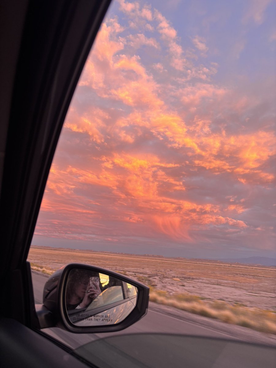 zoethorogood's tweet photo. middle of nowhere America has the most incredible sky https://t.co/PuCUzhebyc