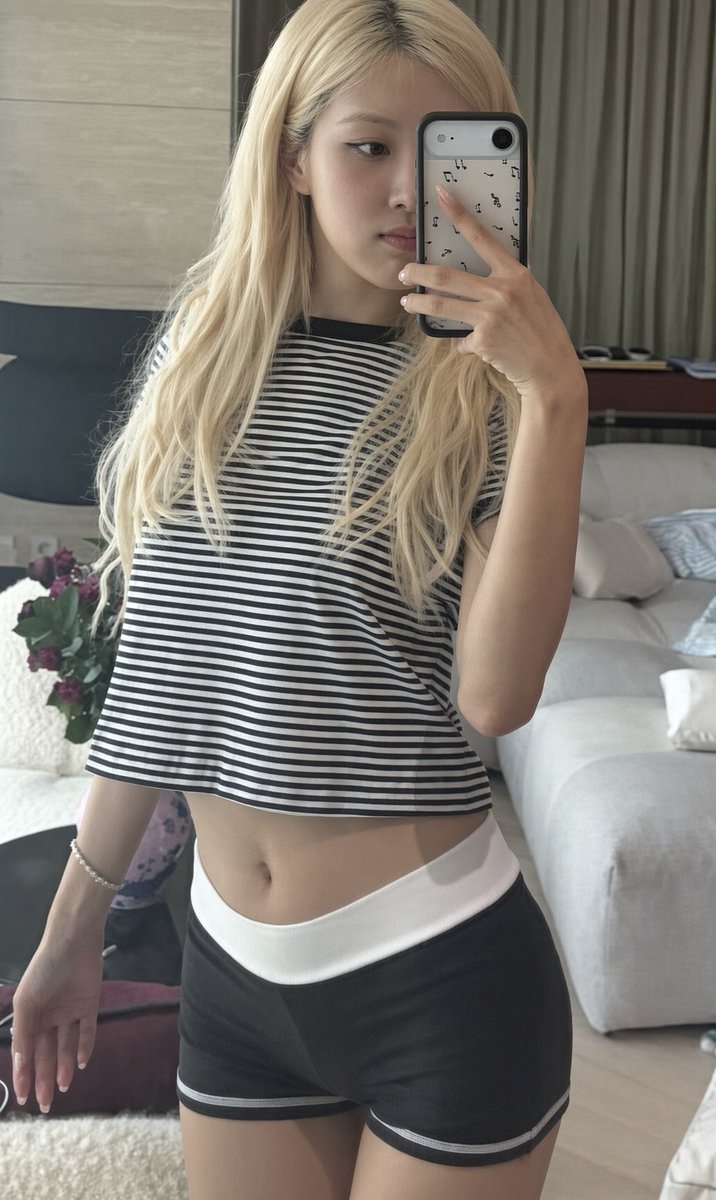 MarshallB7M's tweet photo. Rosé wanted us all gone when she posted this.. 😭😮‍💨 https://t.co/vmW95kwpZJ