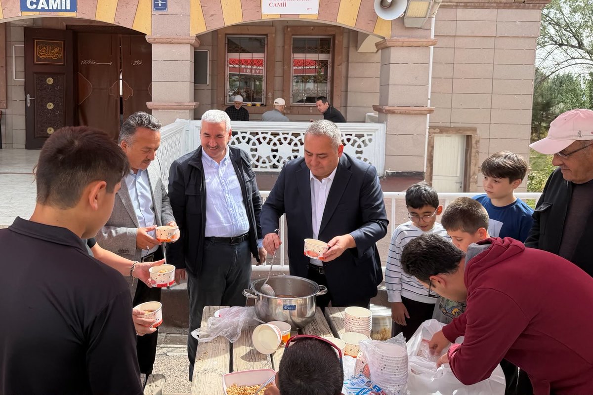 OzarslanMesut's tweet photo. Yunus Emre Gençlik Derneği tarafından Bediüzzaman Camii’nde düzenlenen "Geleneksel Dua ve Aşure İkramı" programına katıldık.

Dualarımızı, sohbetimizi ve aşuremizi hemşehrilerimizle paylaştığımız bu özel programı düzenleyen dernek yönetimine teşekkür ediyorum. https://t.co/40zqxVrTpR
