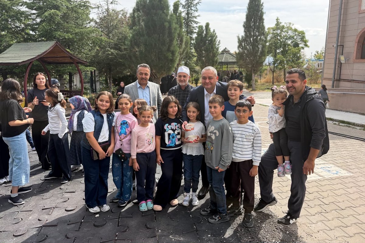 OzarslanMesut's tweet photo. Yunus Emre Gençlik Derneği tarafından Bediüzzaman Camii’nde düzenlenen "Geleneksel Dua ve Aşure İkramı" programına katıldık.

Dualarımızı, sohbetimizi ve aşuremizi hemşehrilerimizle paylaştığımız bu özel programı düzenleyen dernek yönetimine teşekkür ediyorum. https://t.co/40zqxVrTpR