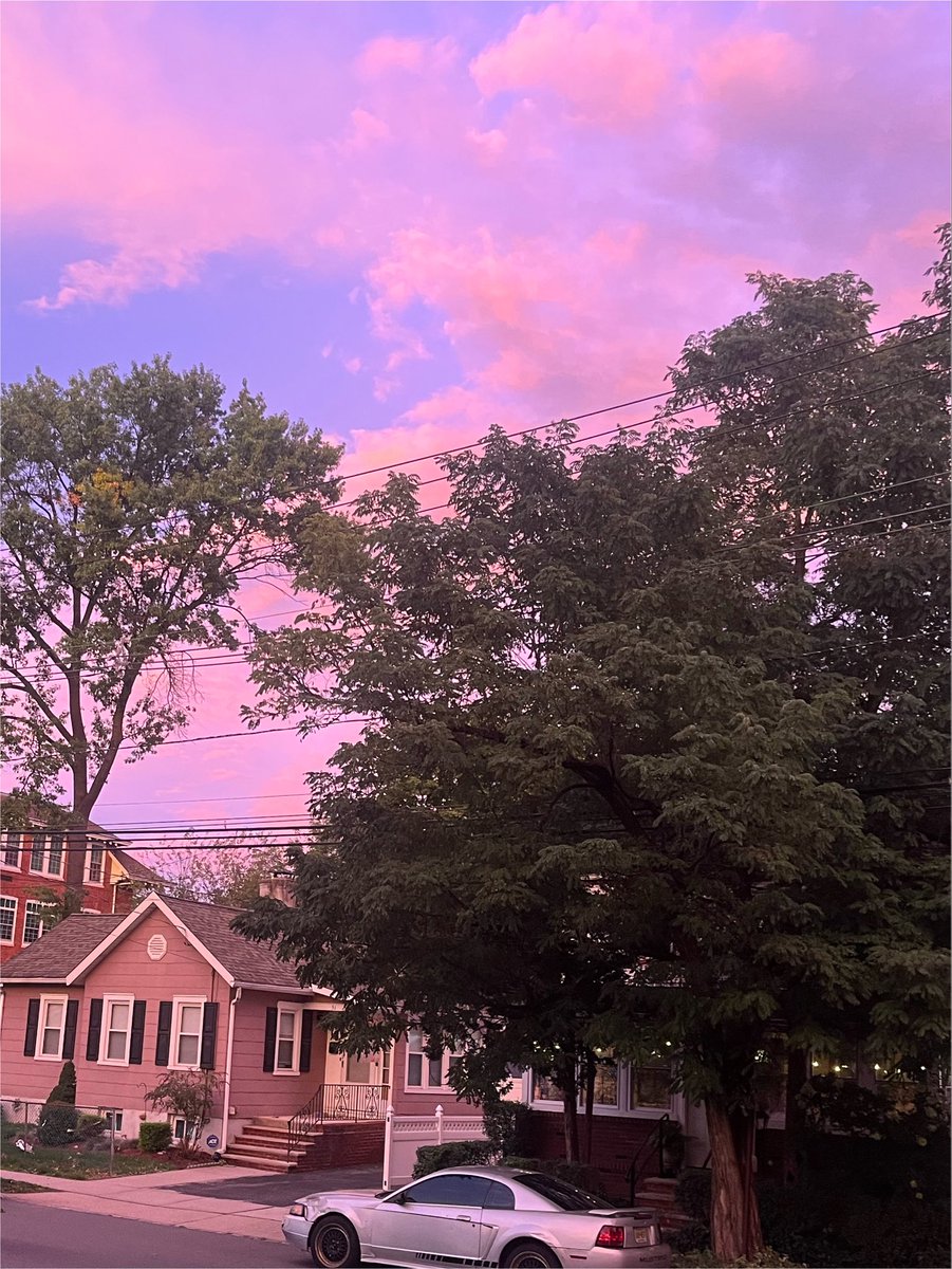 guitargirl2002's tweet photo. the sky last night 💜 https://t.co/JhdhcA5LjD