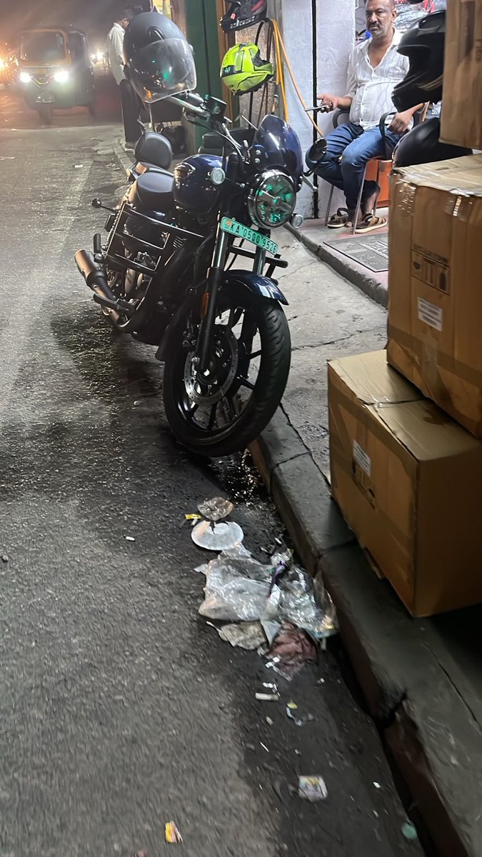 aaadu7's tweet photo. @krishnabgowda Sir, please clear the footpath on Lalbagh Main Road. Vehicles, goods and garbage are forcing pedestrians onto the road. Kindly direct the concerned officials to restore the footpath for pedestrians. 🙏
#SaferFootpaths #BetterBengaluru https://t.co/1wl3WE0PKT