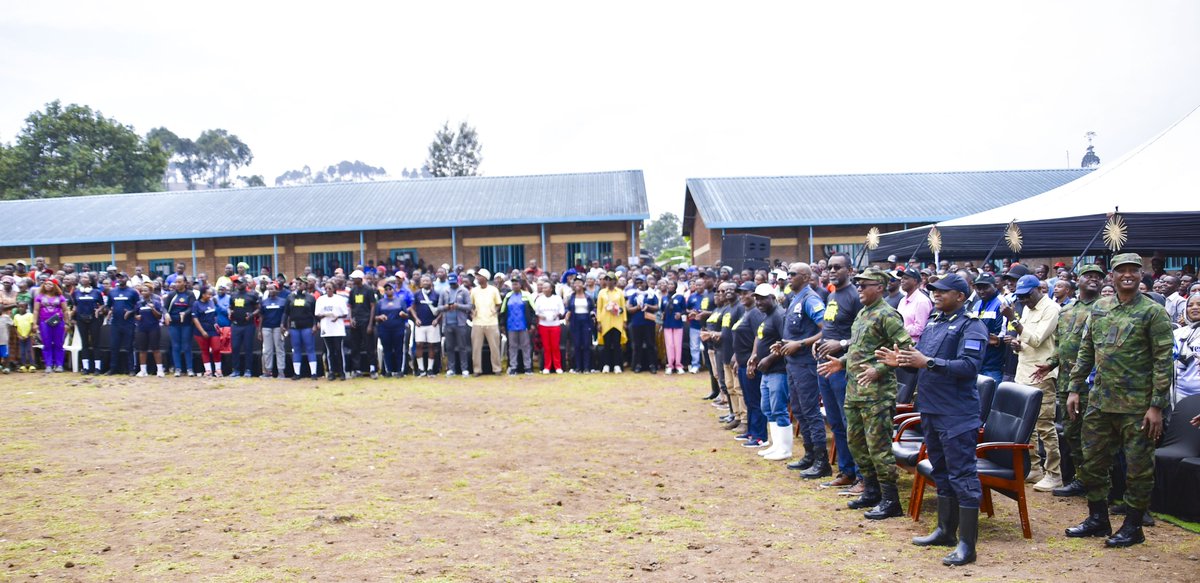 RwandaNorth's tweet photo. Minisitiri @U_Consolee yavuze ko umuryango ari shingiro ry’imbaga y’Abanyarwanda, asaba abaturage ba @MusanzeDistrict kuwubungabunga, birinda ibyawuhangabanya. 
Yasabye ababyeyi kwegera abana, kubaganiriza no kubatega amatwi no gukemura ikibazo cy’abana bagaragara mu mihanda. https://t.co/fB65VMJkYs