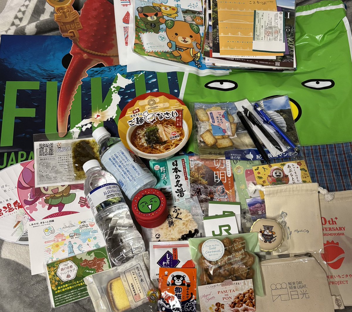 katekochan's tweet photo. TEJ参戦レポ⑤戦利品

お水、おやつ、ごはんのお供、入浴剤、メモ帳とかボールペンとかポーチとか…

なんか締まった感あるけど明日も参戦予定だから！
（たぶん）

#東京ビッグサイト
#ツーリズムEXPOジャパン
#ツーリズムEXPOジャパン2026
#TEJ
#TEJ2026 https://t.co/QfnIczsRfe