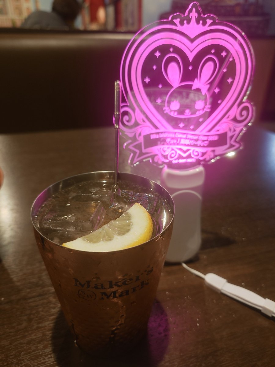 achaco_1975's tweet photo. 夜行バスの時間待ちで、ひとり感想戦なう。
梨華ちゃんのエナジードリンクこと角ハイがあったので、今宵これは外せない！･･･と、オーダー☺️
ちゃんとレモンスライスが添えてあるのがポイント高いですな✨️ https://t.co/9rUG6Bg2go
