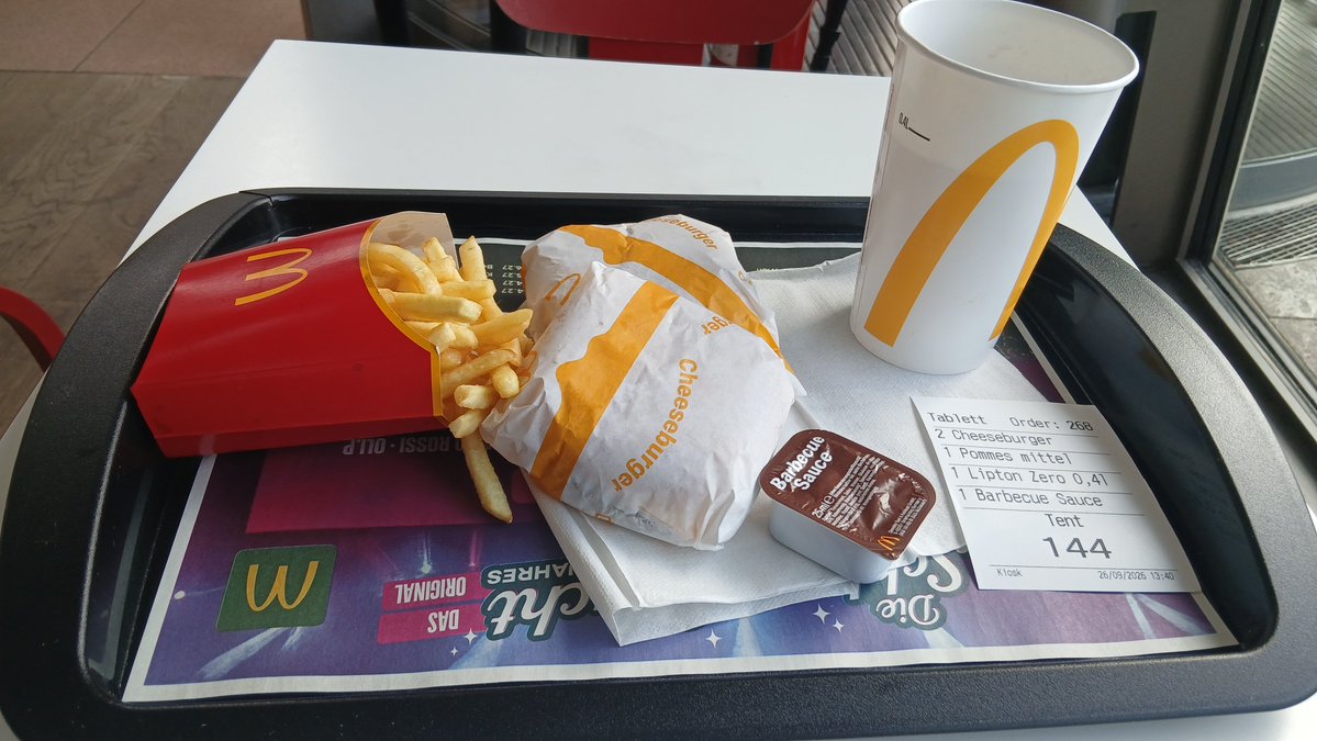 6ZYdmvXfMqb1Gia's tweet photo. Hamburg Airport で
Hamburger😋🍴
#germamy
#hamburg https://t.co/rS2ZLGmPoR