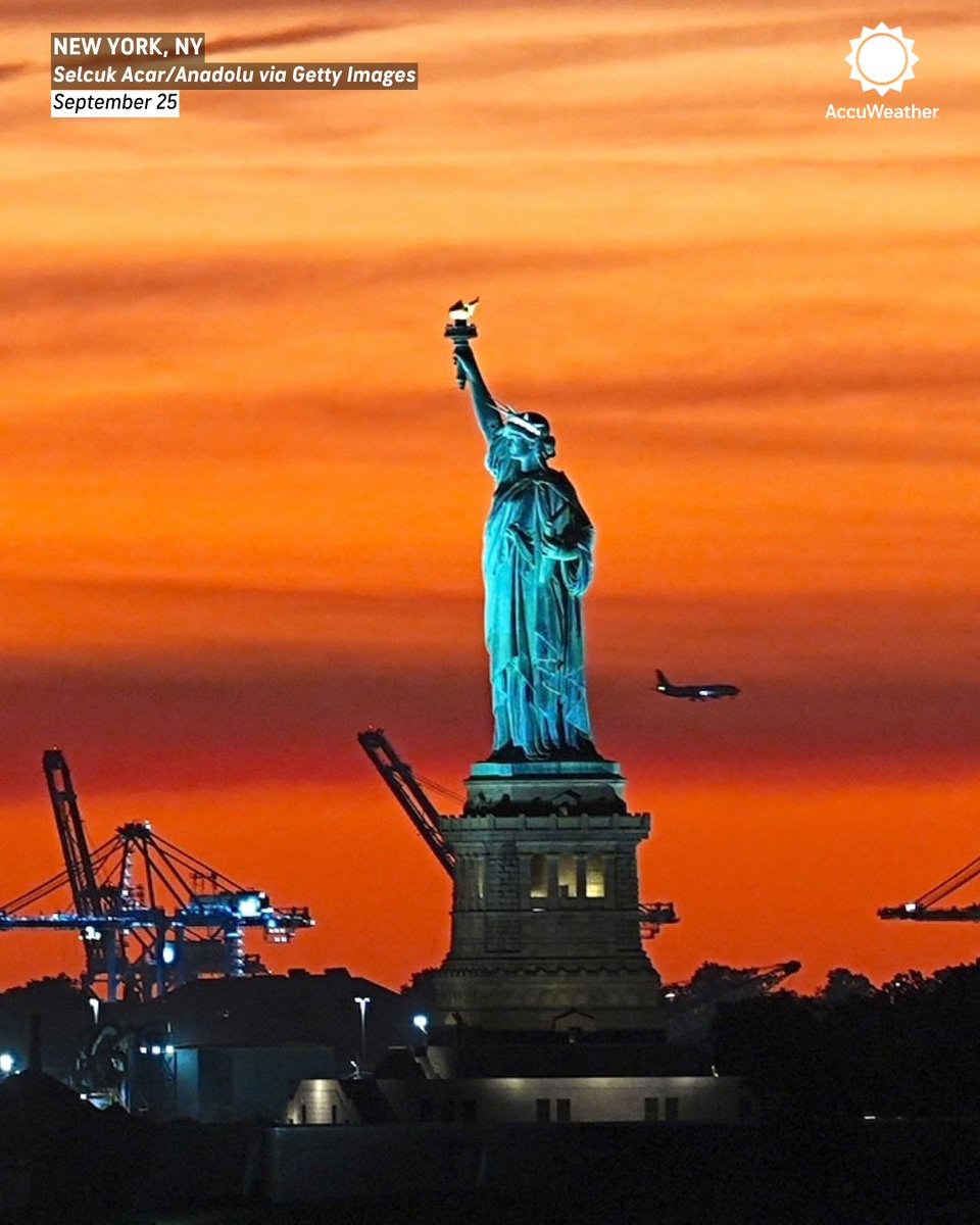 accuweather's tweet photo. A fiery sunset lit up the New York City skyline Friday night, putting on a spectacular show ahead of this weekend’s nor’easter. 🌇 https://t.co/newkd7ZJ22