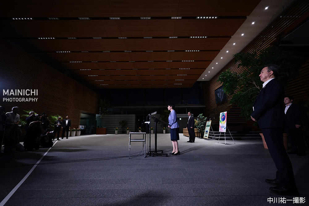 mainichiphoto's tweet photo. 26日夜、日米首脳電話会談を終えた高市早苗首相は、記者団の取材に応じ、トランプ米大統領から「米中首脳会談について詳細に説明があった」などと語りました。

写真特集→https://t.co/iG7qkx7KGh https://t.co/5fril1OATT