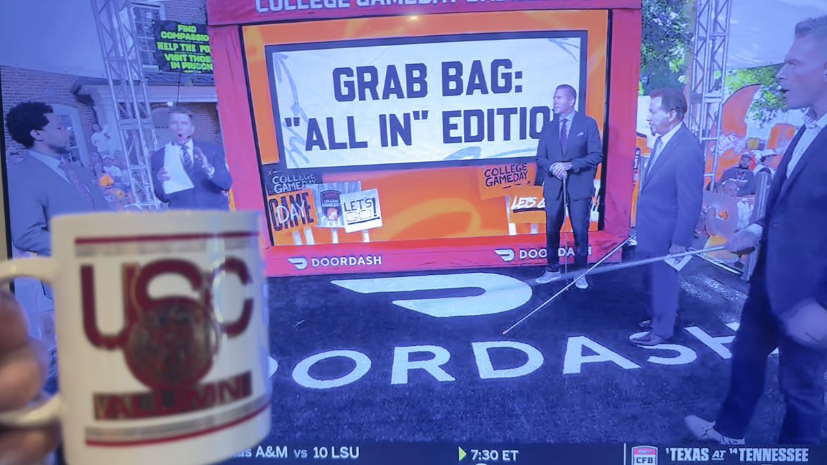 mericombs12's tweet photo. Coffee and @CollegeGameDay to start my Saturday!! โ๏ธ๐๐๏ธ
GET UP TROJAN FAM ITโS GAME DAY!!! #FightOn โ๐ปโค๏ธ๐ #BeatOregon https://t.co/RCCQWf4yFT