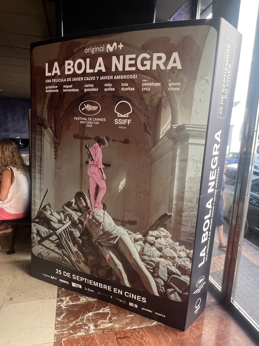 abellanactor's tweet photo. Mientras algunos siguen con el discurso de siempre contra nuestro cine y las historias queer que incomodan,nosotros seguiremos yendo al cine a verlas, disfrutarlas y defenderlas ✊🏽🎱

La bola negra es importantísima. Y es una obra maestra. #lgtbi #cineespañol https://t.co/XM4MP3MTgz