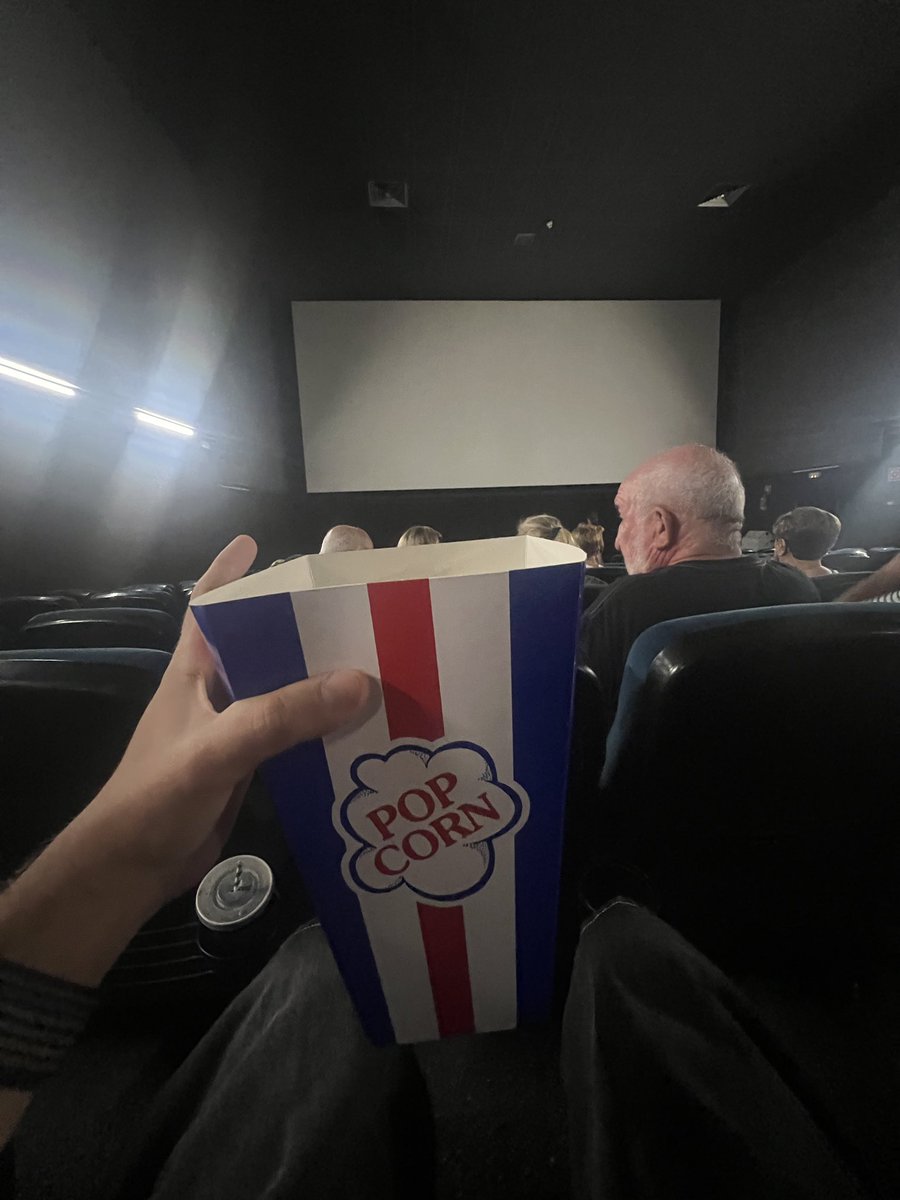 abellanactor's tweet photo. Mientras algunos siguen con el discurso de siempre contra nuestro cine y las historias queer que incomodan,nosotros seguiremos yendo al cine a verlas, disfrutarlas y defenderlas ✊🏽🎱

La bola negra es importantísima. Y es una obra maestra. #lgtbi #cineespañol https://t.co/XM4MP3MTgz