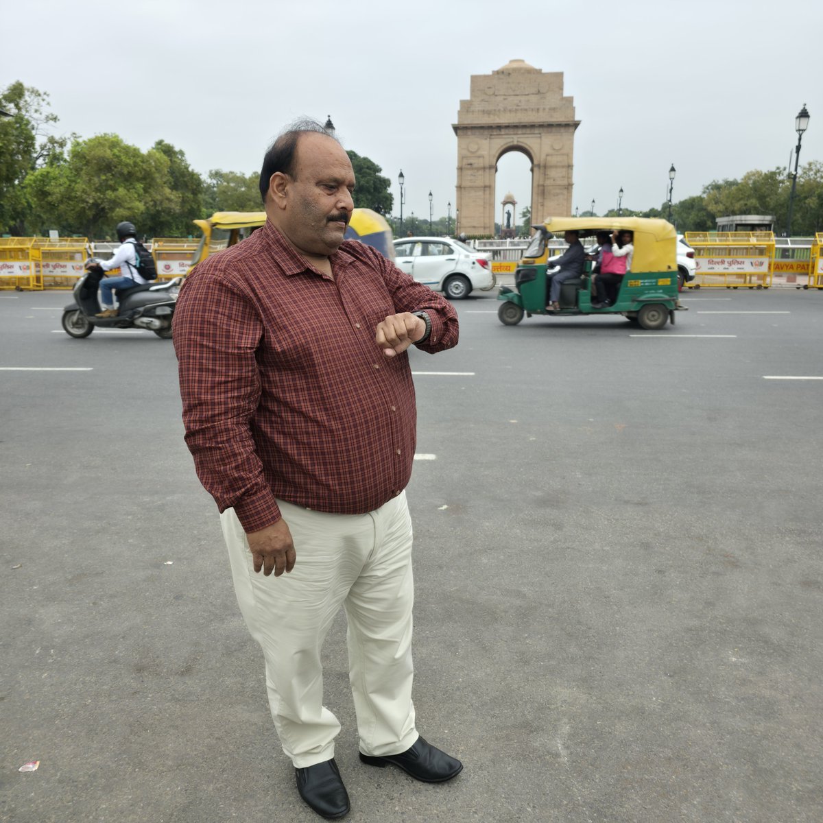 ImAnilPratap's tweet photo. मोबाइल आया तो कलाई से घड़ी उतर गई…
और धीरे-धीरे अपनों के लिए वक्त भी। ⌚📱 https://t.co/M4prewHXgH
