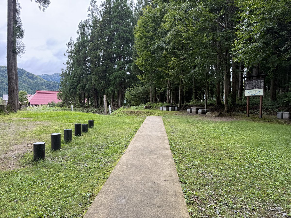 oshirosuki_'s tweet photo. 大塩中山城跡🏯
横田中丸城を本城とする山ノ内氏の支城で、戦国末期には伊達政宗の侵攻に抵抗した山城。
現在も曲輪や土塁、堀切などの遺構が残っています。

麓には大塩天然炭酸場
なんと自然に炭酸を含んだ水が湧き出る、国内でも数少ない場所。軟水の微炭酸で、口にするとほんのりシュワシュワ🫧 https://t.co/eR7WWcMb4r