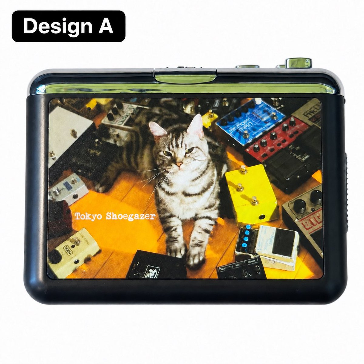 h_hellrec's tweet photo. 【Birthday Live Merch #4】

Tokyo Shoegazer
Original Cassette Player Set

To accompany our three cassette releases, we have created a series of original Tokyo Shoegazer cassette players.
Three designs are available, each featuring artwork from its corresponding release.

・Design A
crystallize Original Cassette Player
＋ crystallize ～15th Anniversary Cassette Edition～

・Design B
Remains Original Cassette Player
＋ Remains Cassette Tape

・Design C
2nd Demo Original Cassette Player
＋ 2nd Demo Cassette Tape

Each player features an auto-reverse function and a USB 2.0 interface.

Limited to 20 sets per design.
The original cassette players will not be sold separately and are available only as sets with their corresponding cassette releases.

Available from October 9 at Tokyo Shoegazer’s one-man show, “Hiroshi Sasabuchi 50th Birthday Bash,” at Zirco Tokyo.
—
Tokyo Shoegazer One-Man Live
Hiroshi Sasabuchi 50th Birthday Bash ＆ “crystallize” 15th Anniversary
～とうとう私も50歳、crystallize15歳～

2026.10.9(Fri)
Zirco Tokyo Shinjuku

Open 19:00 / Start 19:30
Adv ￥6,600(+1D)

Tickes:e+,ZAIKO
https://t.co/zU25Vpkwcn

Overseas customers without a Japanese telephone number should use Zaiko.
https://t.co/mybstT2xMY
—
This will be our final show of 2026.
After the show on October 9, we’ll be having an after-party at a bar near the venue. It’s a very small place with limited capacity, but let’s all raise a glass together!Then, on October 11, we’ll be holding a birthday countdown party at the same bar. We look forward to seeing you there!

Venue: Snack Matatabi

#tokyoshoegazer
#東京酒吐座