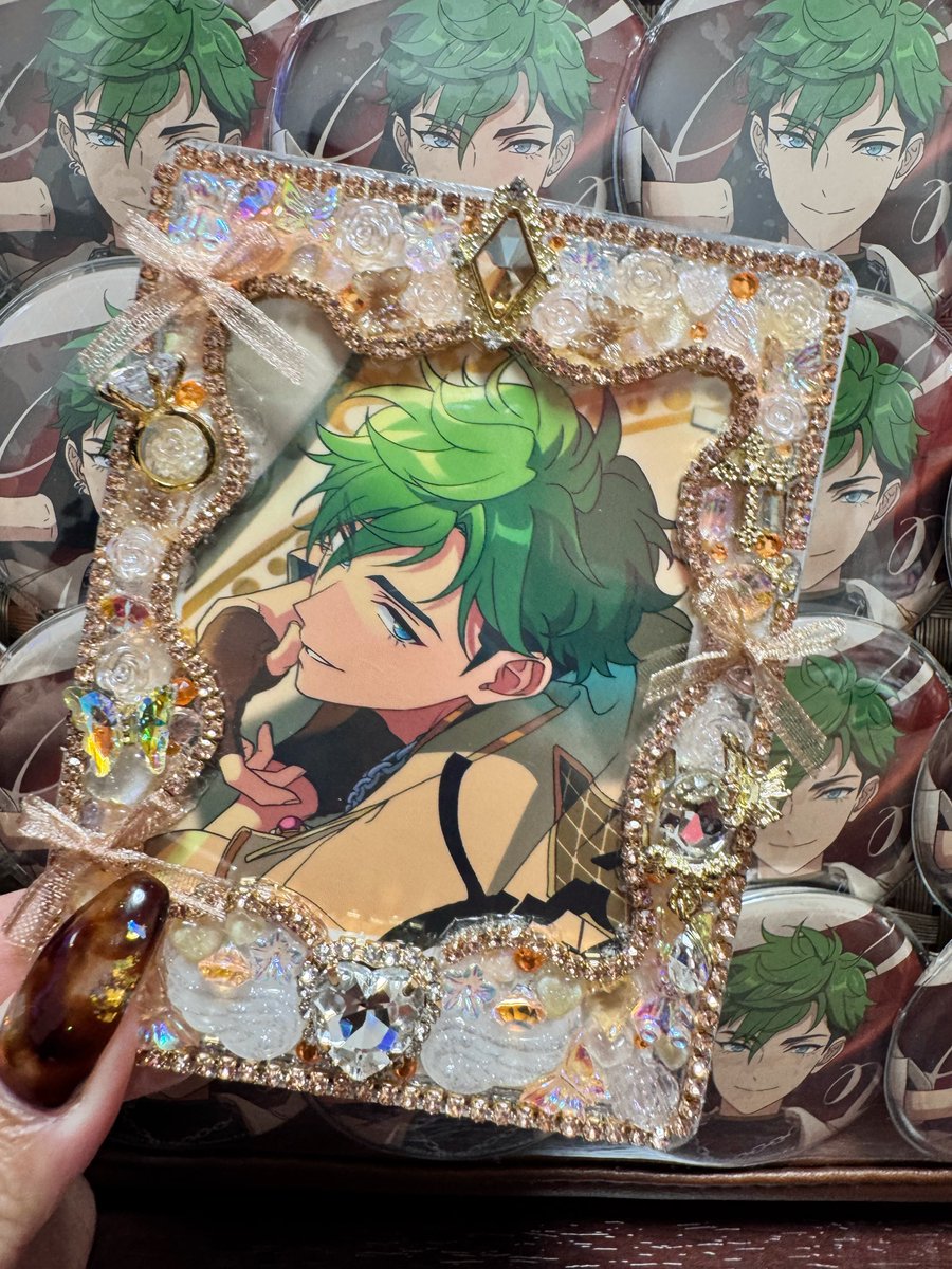 a_ni_co_'s tweet photo. それから2、3枚目は、先日のショップにお邪魔しましてお迎えさせていただいた作品🤍🤍🫶🏻
どれもキラキラで本当に可愛すぎ🥹💎
ずっと言ってるけど縁なみなみが絵画の額縁みたいで本当に素敵✨✨
早く他の推しも撮りたい💗🫶🏻
素敵なご縁に本当に感謝です🌈💫
#のんのんケース 
#みせてのんのんケース https://t.co/z9ssl9FXHv