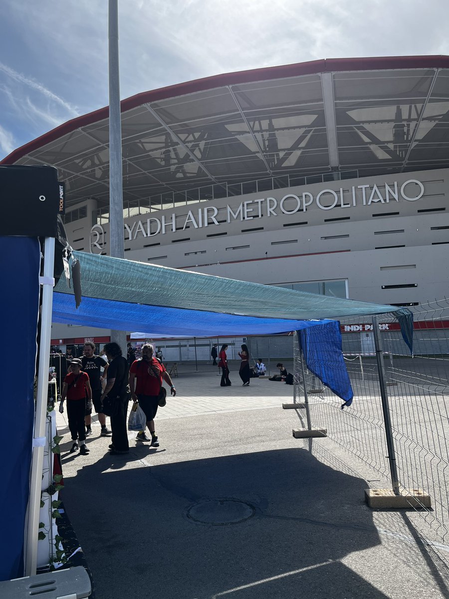 xomolai_'s tweet photo. Vergonzoso que tengamos que estar en los puestos de arte de la FANZONE en la #japanweekend poniendo lonas para que no nos de el sol porque estamos a 30 grados fuera sin toldos @JW_Arte https://t.co/sX7VQXMwil