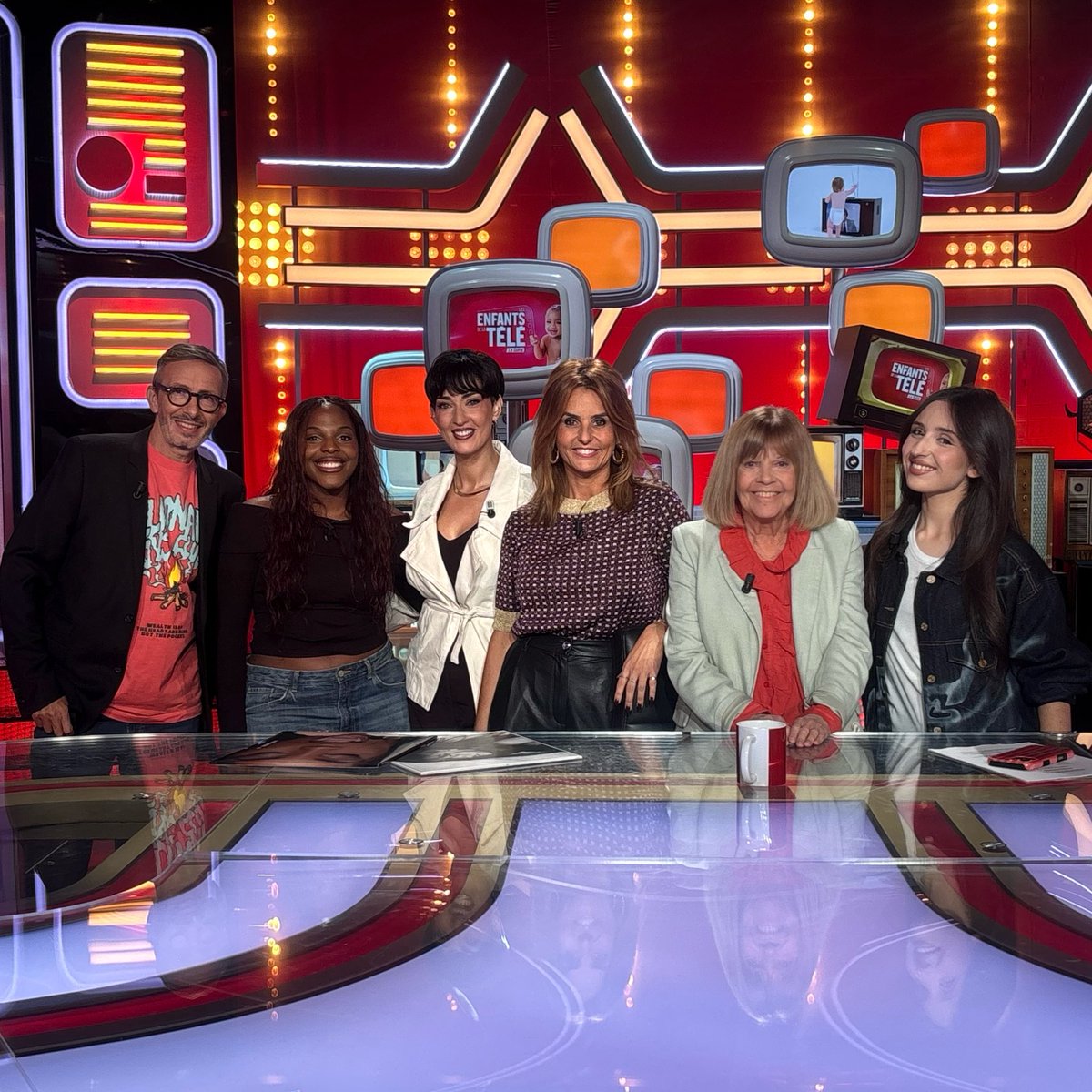 EnfantsdelaTV's tweet photo. Pour cette spéciale chanteuses, Faustine Bollaert reçoit à sa table : Mentissa, Sheryfa Luna, Chantal Goya et Ambre, sans oublier… notre invitée mystère ! 🎤🤩

🗓️ Rendez-vous ce dimanche à 18h10 sur France 2 ! 📺 https://t.co/ncPadhouUC