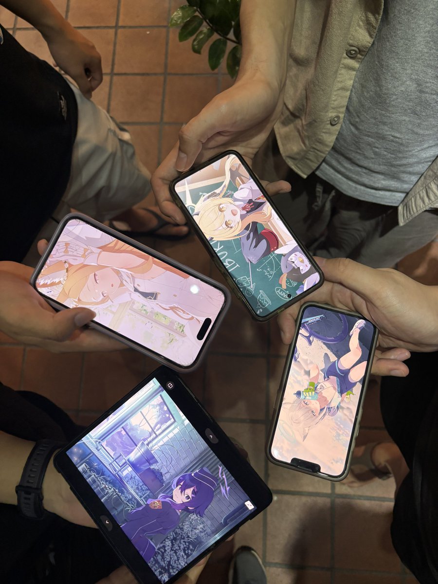 Arin_Yumi's tweet photo. life update: seeing 4 singaporeans play blue archive on a public street at 9pm https://t.co/mJiXqG5b1H