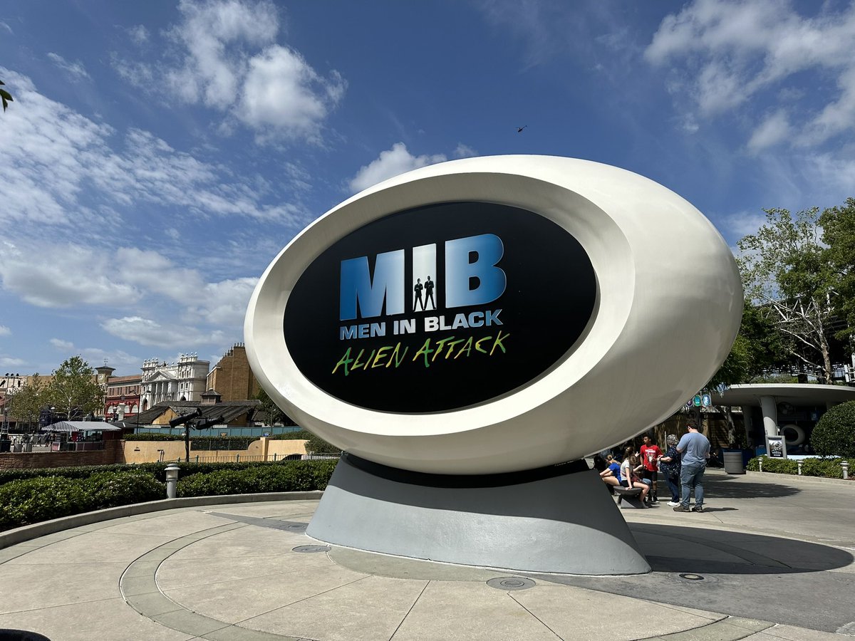 DHPLover's tweet photo. Film No 270 is (or was because I was too busy also watching the cricket to post about it - YOU BEARS!!!!): #MenInBlack (1997) #UniversalOrlando #MenInBlackAlienAttack https://t.co/rw3lTEvNug