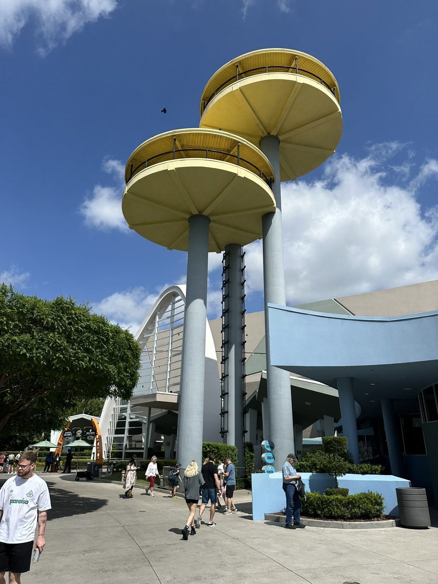 DHPLover's tweet photo. Film No 270 is (or was because I was too busy also watching the cricket to post about it - YOU BEARS!!!!): #MenInBlack (1997) #UniversalOrlando #MenInBlackAlienAttack https://t.co/rw3lTEvNug