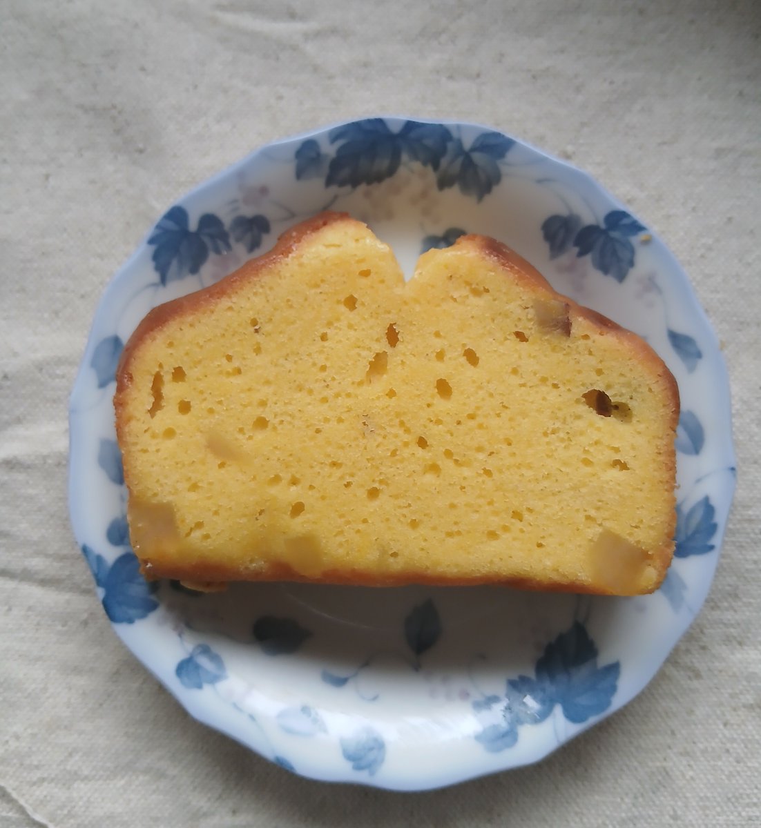 paruv0's tweet photo. ファミマでおいものパウンドケーキとおいものカヌレを収穫🍠

🍠パウンドケーキは生地はしっとり
中には刻まれたおいもがごろごろ練り込まれていて食感が楽しい
おいもの優しい味がするパウンドケーキ

🍠カヌレは上のキャラメルソースが超濃厚で生地はしっとりでおいもの甘味が凄い
おいもとキャラメルソースの相性が良すぎて美味しかった😋

#ファミリーマート
#スイーツ