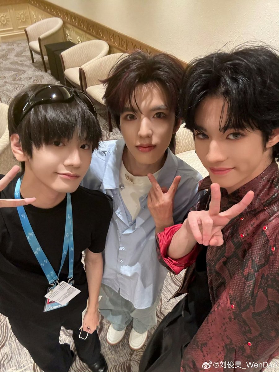 secret_fksn's tweet photo. The perfect trio
Or the couple and the third wheel🫣

Still, I am truly thankful to you, Wen Dao, for bringing Ollie and Shuyuan together.💜💙 https://t.co/xCyhOjm0Jz
