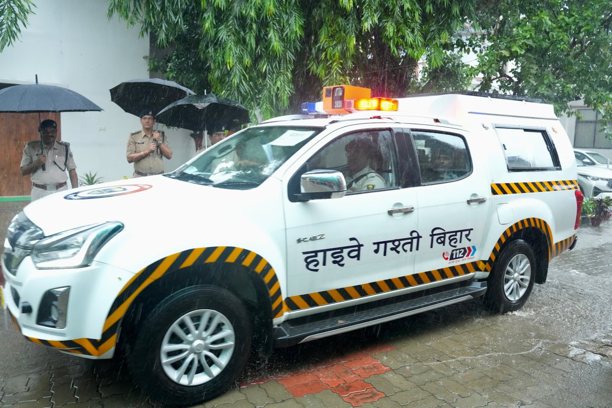 samrat4bjp's tweet photo. मुख्यमंत्री सचिवालय से बिहार पुलिस के 58 हाईवे पेट्रोलिंग वाहनों को झंडा दिखाकर जिलों के लिए रवाना किया।🚔
#BiharPolice #HighwayPatrolling #SafeBihar #LawAndOrder https://t.co/BILIBBerhi