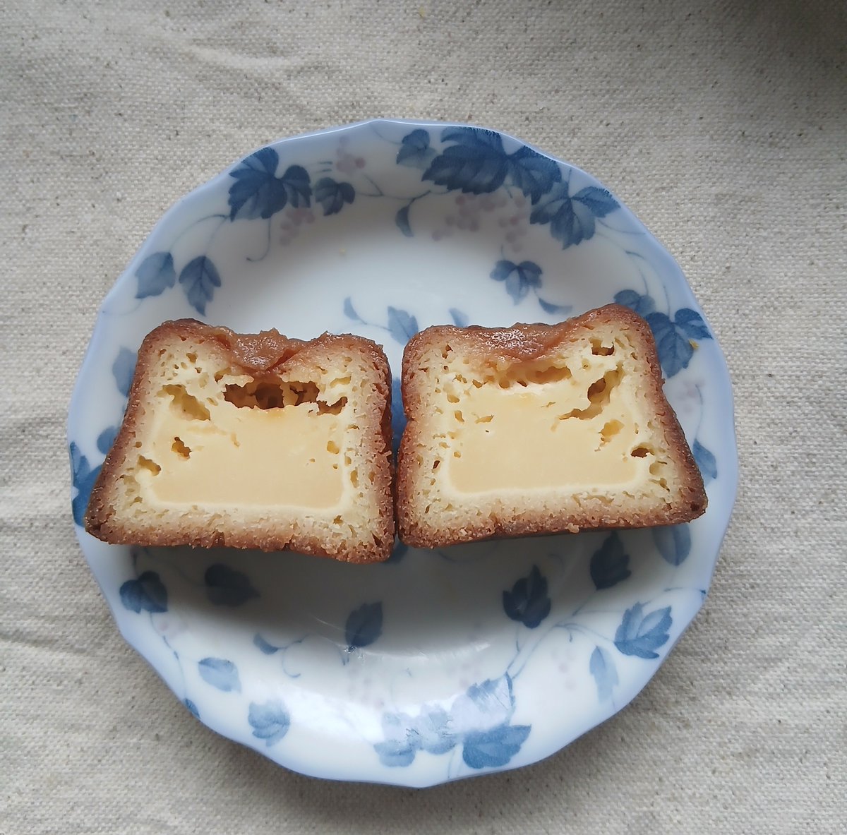 paruv0's tweet photo. ファミマでおいものパウンドケーキとおいものカヌレを収穫🍠

🍠パウンドケーキは生地はしっとり
中には刻まれたおいもがごろごろ練り込まれていて食感が楽しい
おいもの優しい味がするパウンドケーキ

🍠カヌレは上のキャラメルソースが超濃厚で生地はしっとりでおいもの甘味が凄い
おいもとキャラメルソースの相性が良すぎて美味しかった😋

#ファミリーマート
#スイーツ