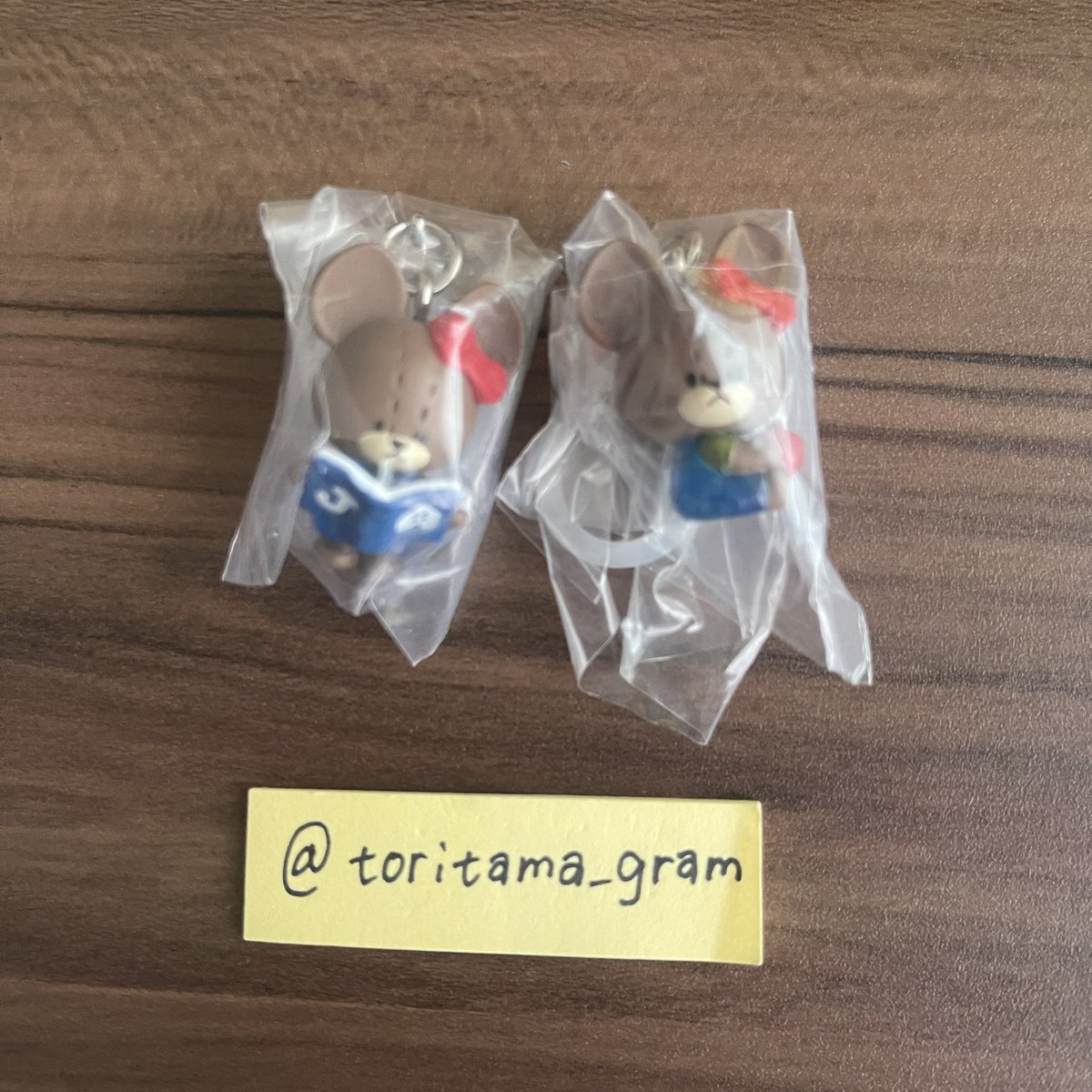 toritama_gram's tweet photo. @floraltune_wav はじめまして。検索より失礼いたします。
ジャッキー、ジャッキー（本）を所持しております。
キティ、ジャッキーハローキティの2:2で交換いただくことは可能でしょうか？
郵送にて交換いただけますと幸いです。
ご検討のほど、どうぞよろしくお願いいたします🙇🏻 https://t.co/ZGDu5WqalB