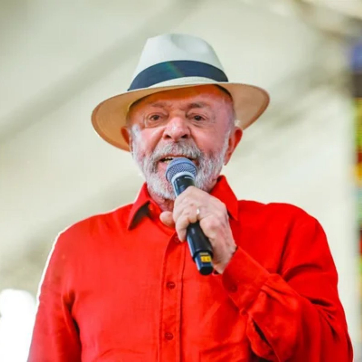 reportersalles's tweet photo. Chefe de gabinete de Lula discutiu caso Master com advogado de Vorcaro em grupo 'Amigos' no WhatsApp

Em conversas analisadas pela Polícia Federal, Warde pediu a Marcola, advogado de Lula, que avisasse ao petista que o Banco Central estava supostamente “embarreirando” as negociações para a venda do Master ao BRB, banco público de Brasília. 

“Avisarei aqui. Dou notícias”, respondeu o então chefe de gabinete de Lula, segundo O Globo.

As mensagens entre Warde e Marcola foram trocadas em julho de 2025, após Vorcaro relatar ter tido conhecimento de uma reunião em que o presidente do Banco Central, Gabriel Galípolo, apontou erros contábeis no Master.

“Não dá mais. Eles não fazer (a operação). Temos que ir pro embate. Esse cara é um merda”, escreveu o banqueiro a Warde. “Vamos para cima”, respondeu o advogado. “Avise presidente amanhã e vamos pra guerra”, pediu Vorcaro. “Ja fiz isso”, disse o advogado