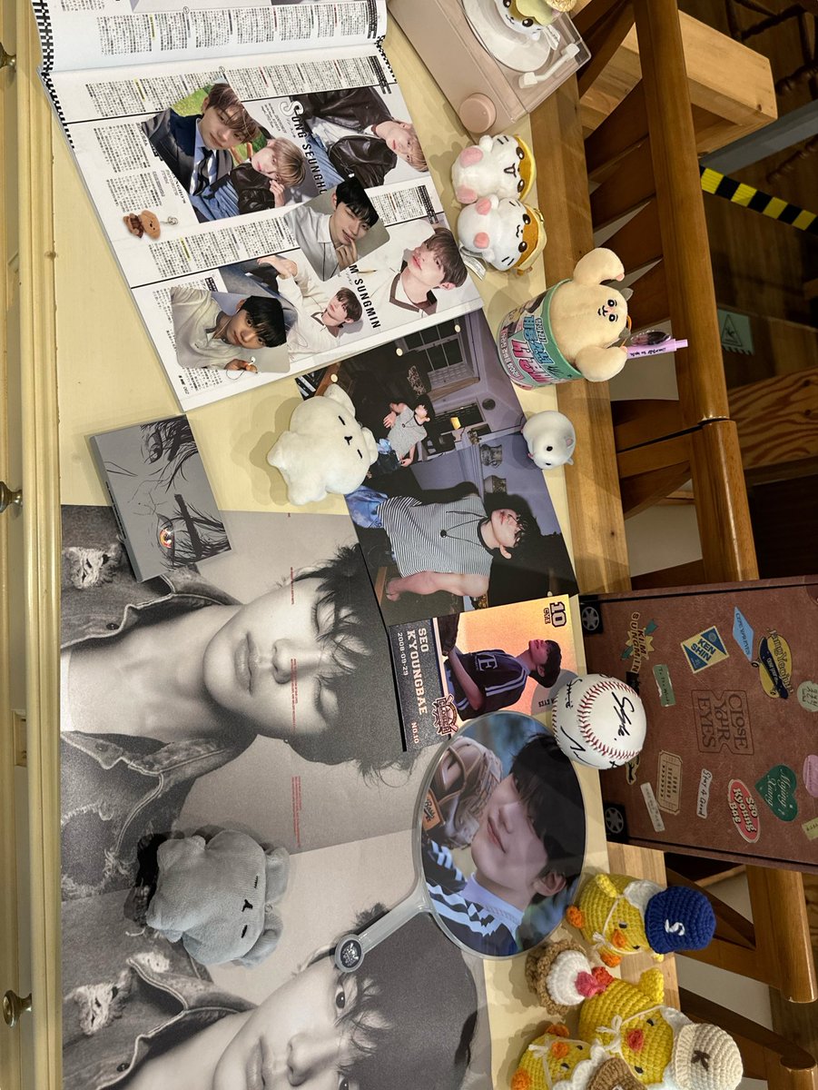 coolcatcuteham's tweet photo. 계룡에 경배 생일카페가 열렸다고 해서 찾아왔는데 쥐 박물관…???이었네요 경배가 너무 많아~~ㅜㅜ 계룡에서 열린 생카는 아마 최초이지 않을까요!! 계룡소년 경배 자랑스럽다🫰🫰 럭드 물품이 너무 탐나서 드볼했습니다♡♡ 가방 실물이 훨씬 예뽀요 

#경배_또_생일이래 https://t.co/vy4dEqrh9R