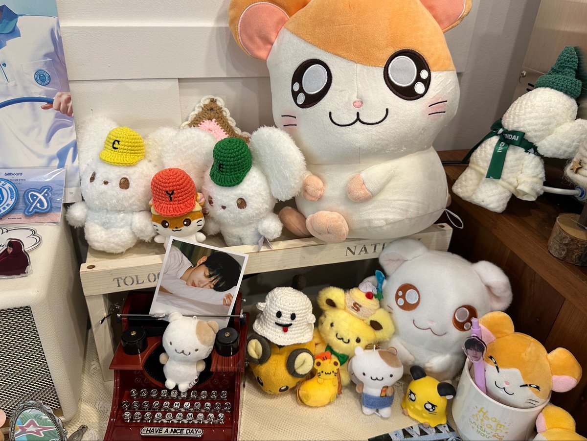 coolcatcuteham's tweet photo. 계룡에 경배 생일카페가 열렸다고 해서 찾아왔는데 쥐 박물관…???이었네요 경배가 너무 많아~~ㅜㅜ 계룡에서 열린 생카는 아마 최초이지 않을까요!! 계룡소년 경배 자랑스럽다🫰🫰 럭드 물품이 너무 탐나서 드볼했습니다♡♡ 가방 실물이 훨씬 예뽀요 

#경배_또_생일이래 https://t.co/vy4dEqrh9R